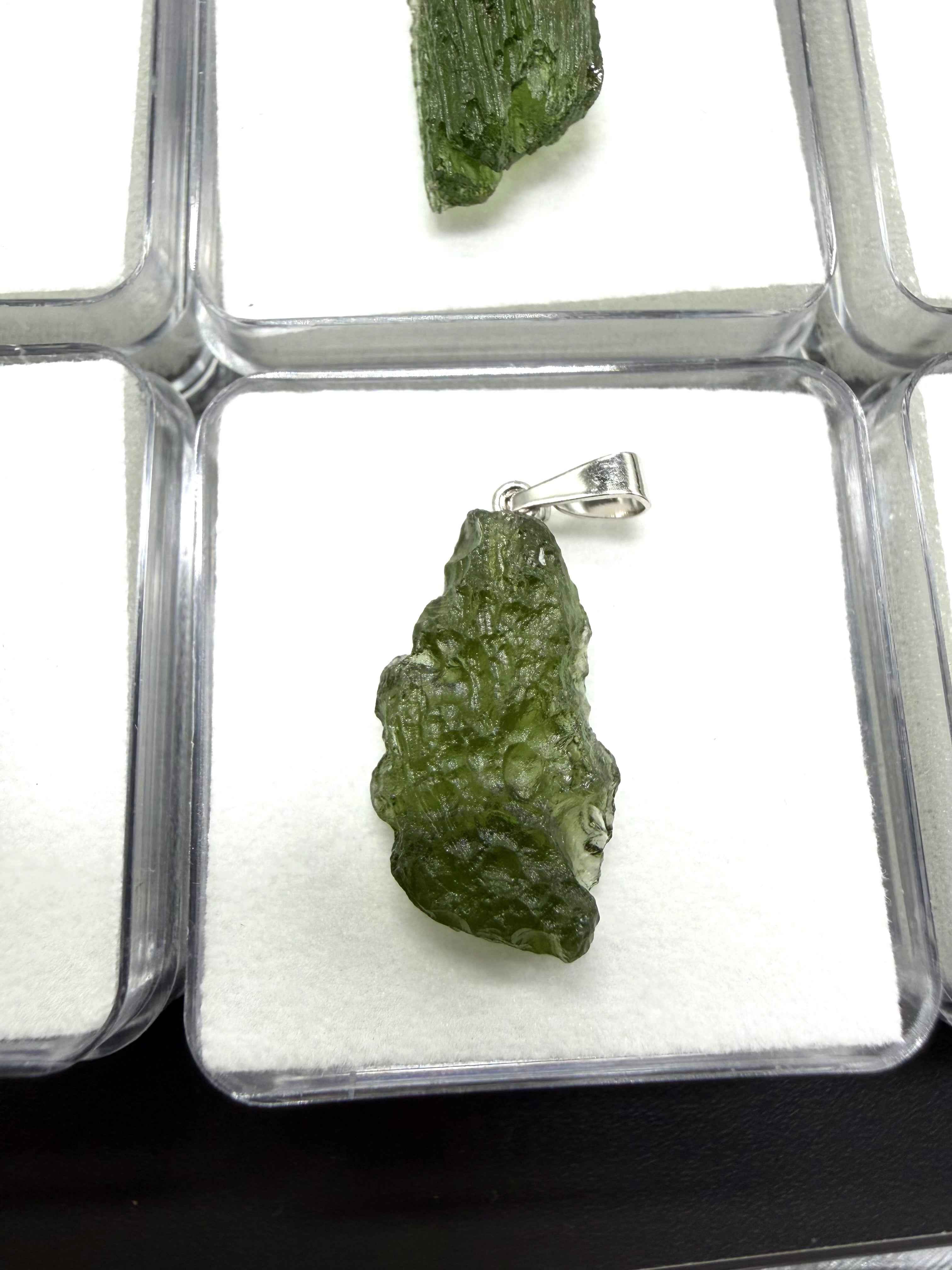 Ciondolo di moldavite in a box – random piece - VK13