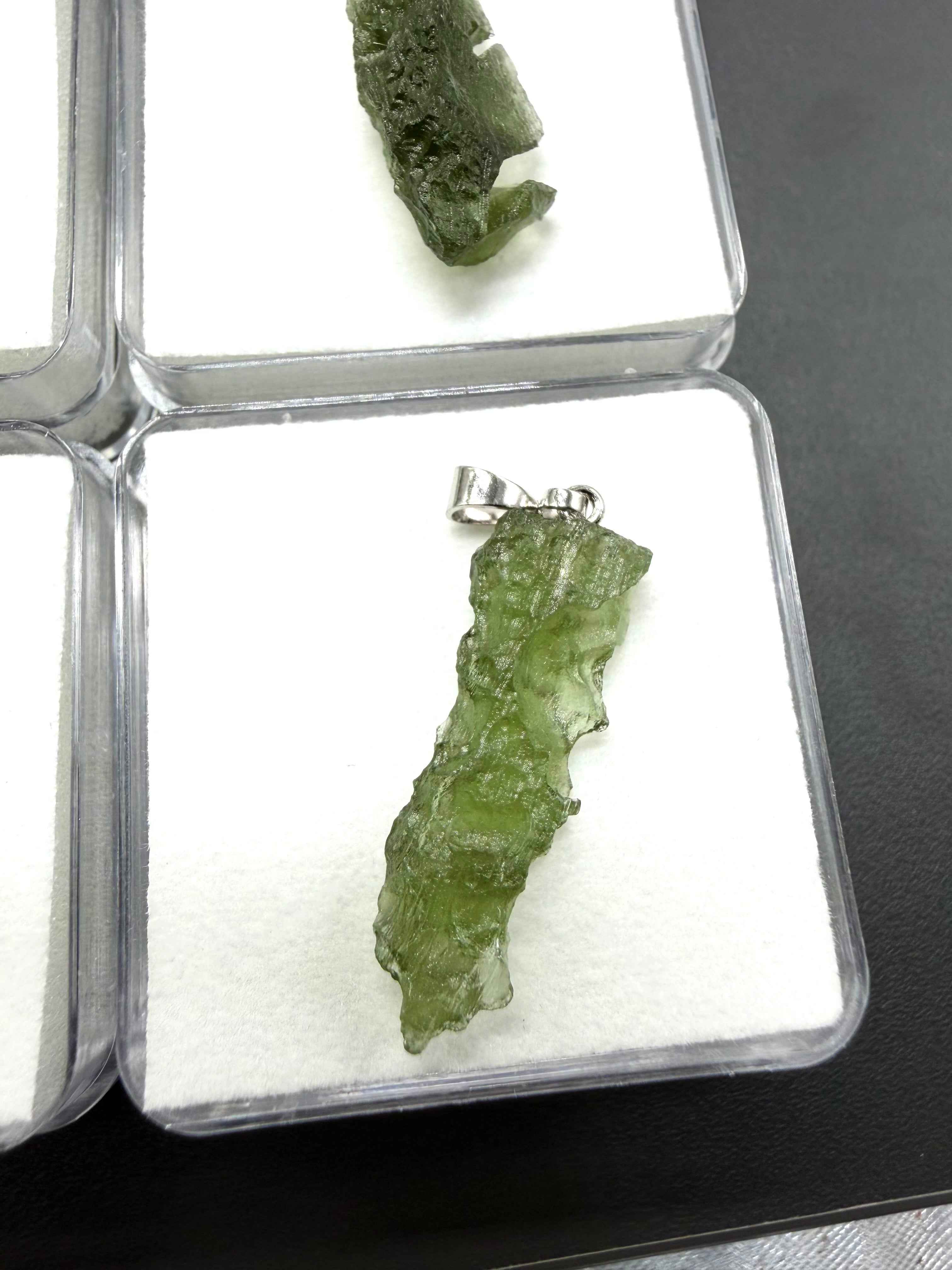 Ciondolo di moldavite in a box – random piece - VK13