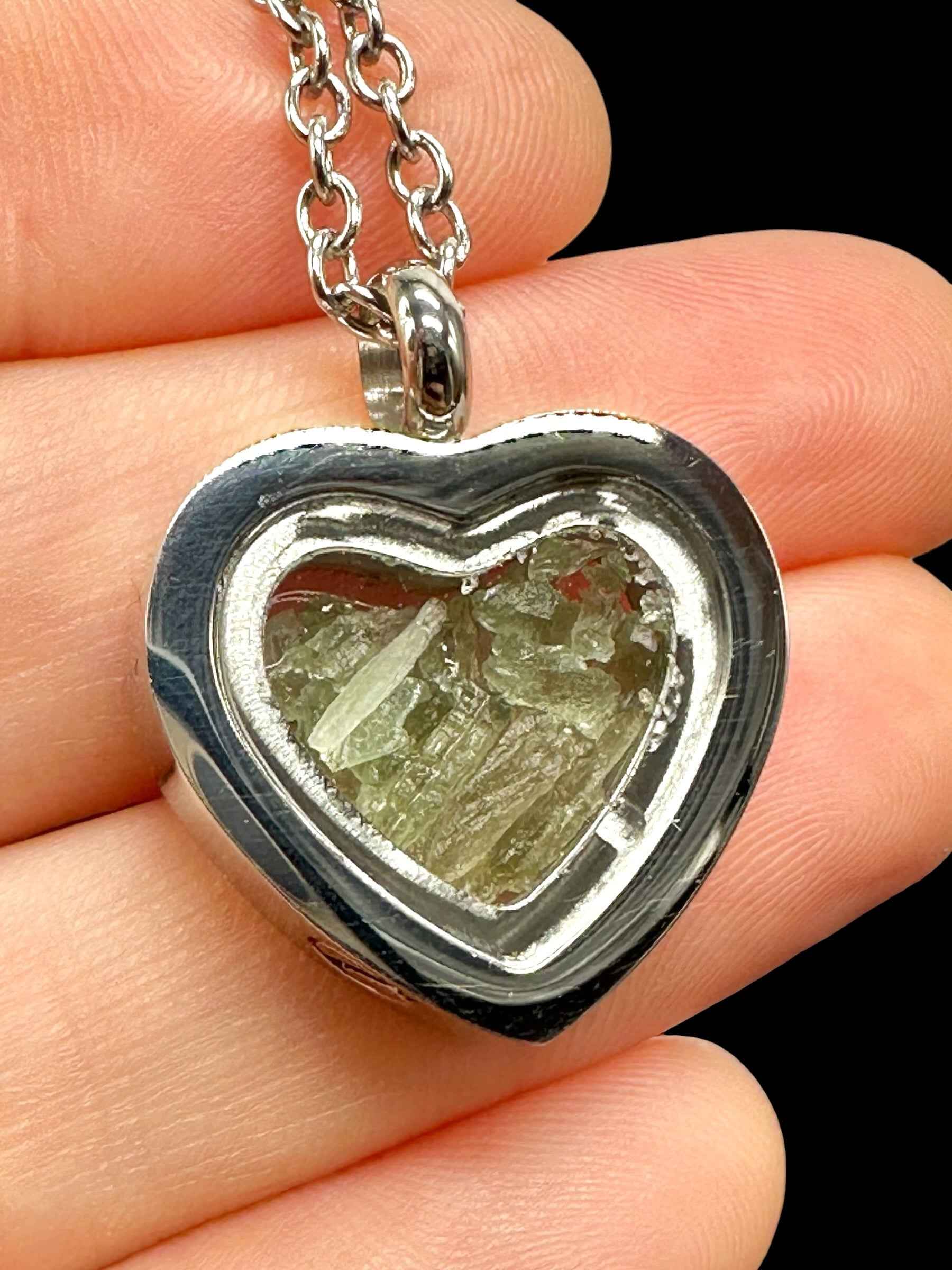 Ciondolo a forma di cuore con moldaviti grezze – random piece - P/V538