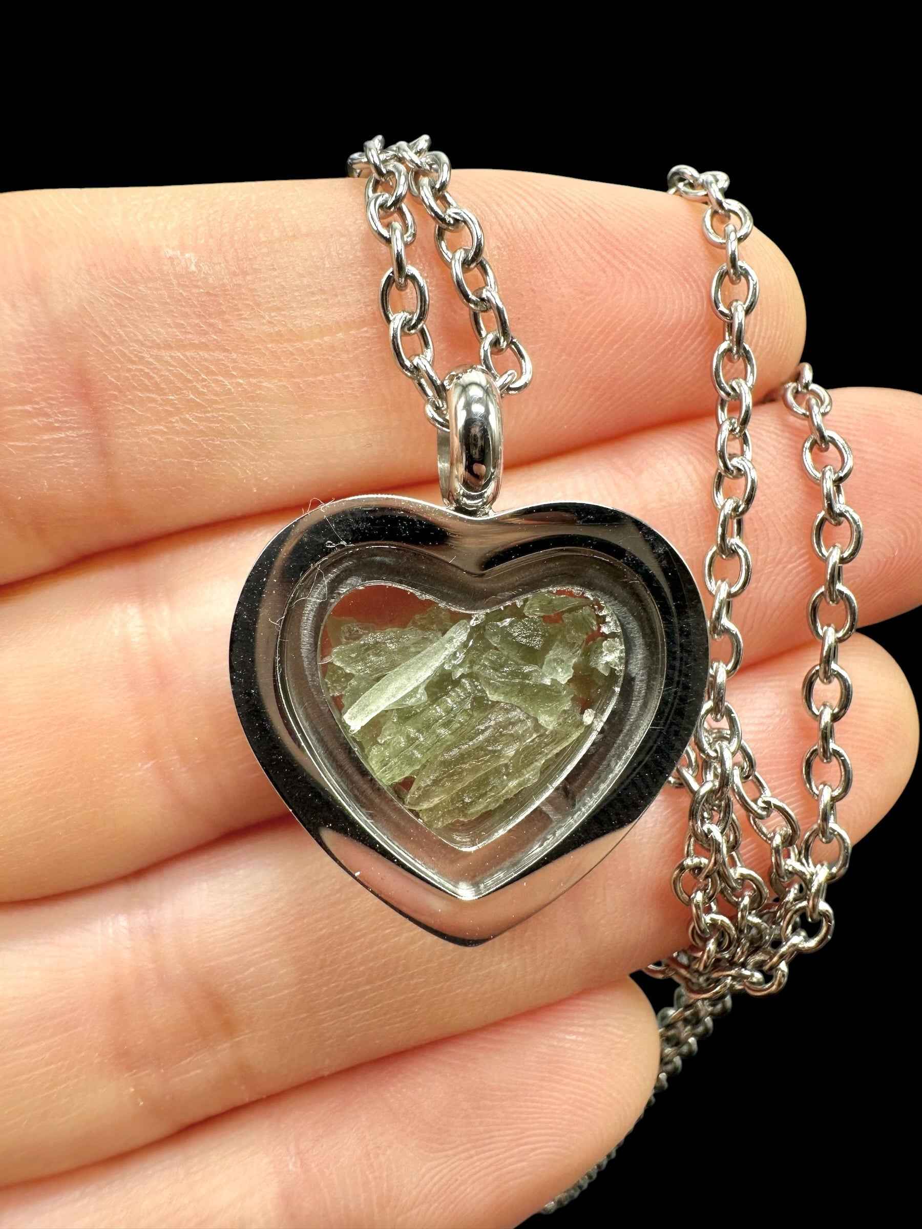 Pendente in moldavite grezza scolpita a forma di cuore con cordino in pelle