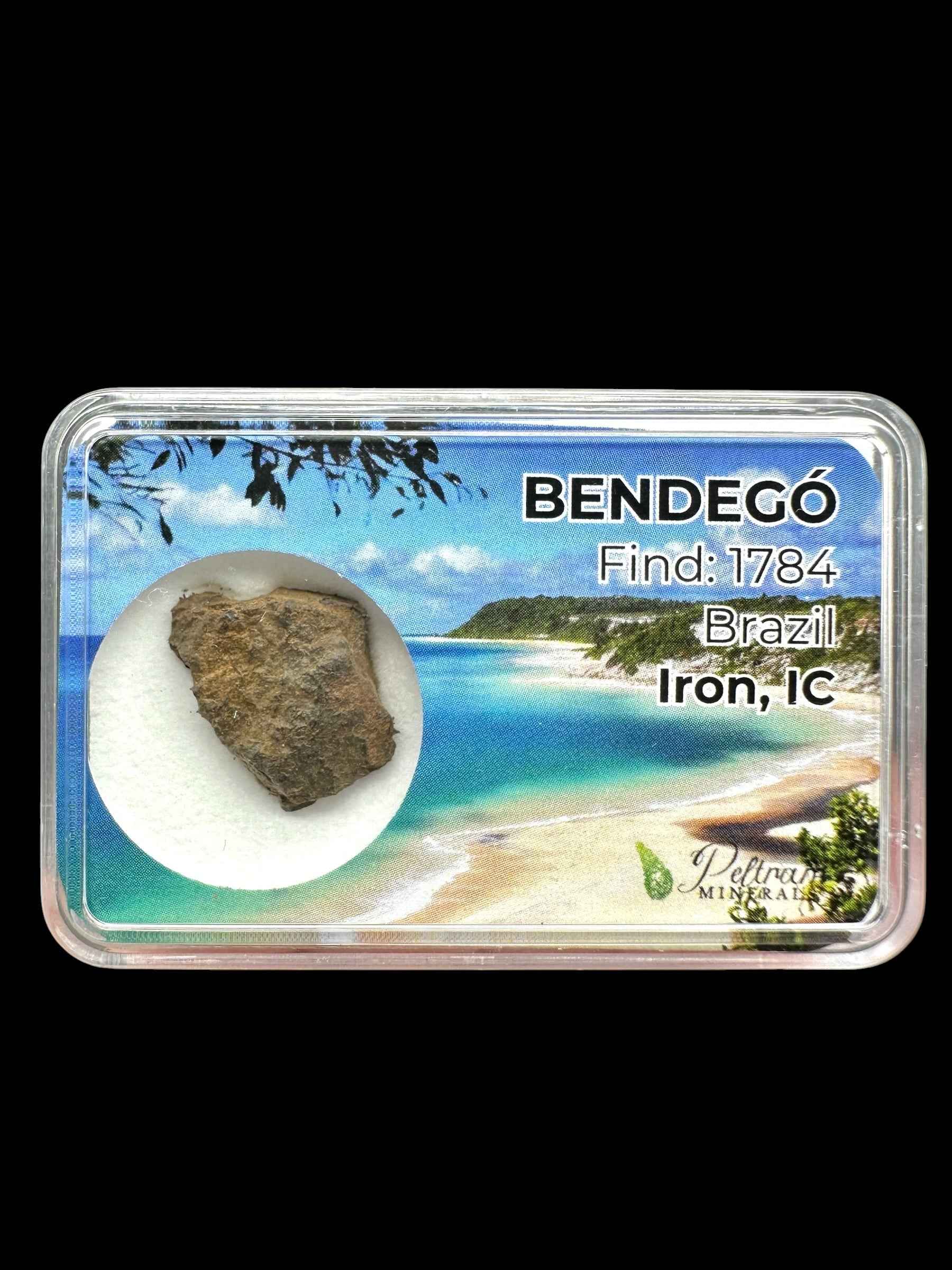 Frammento grezzo di meteorite Bendegó bruno-grigio in scatolina trasparente da collezione