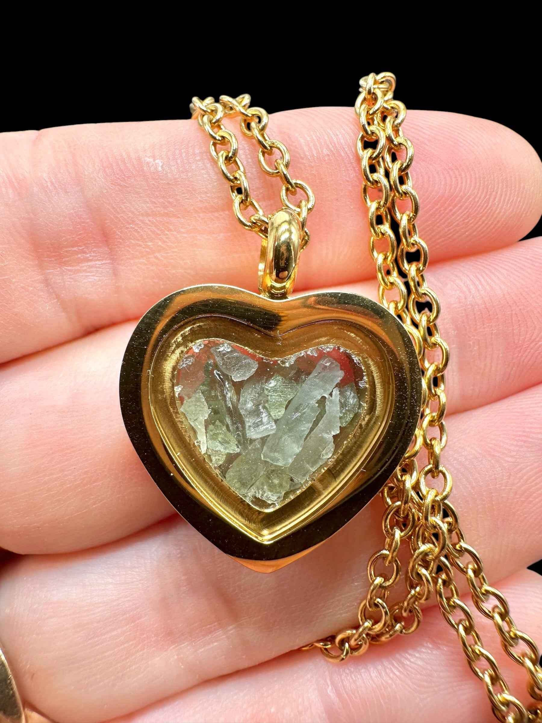 Pendente a cuore dorato con frammenti di moldavite grezza verde chiaro sotto vetro, con catena dorata