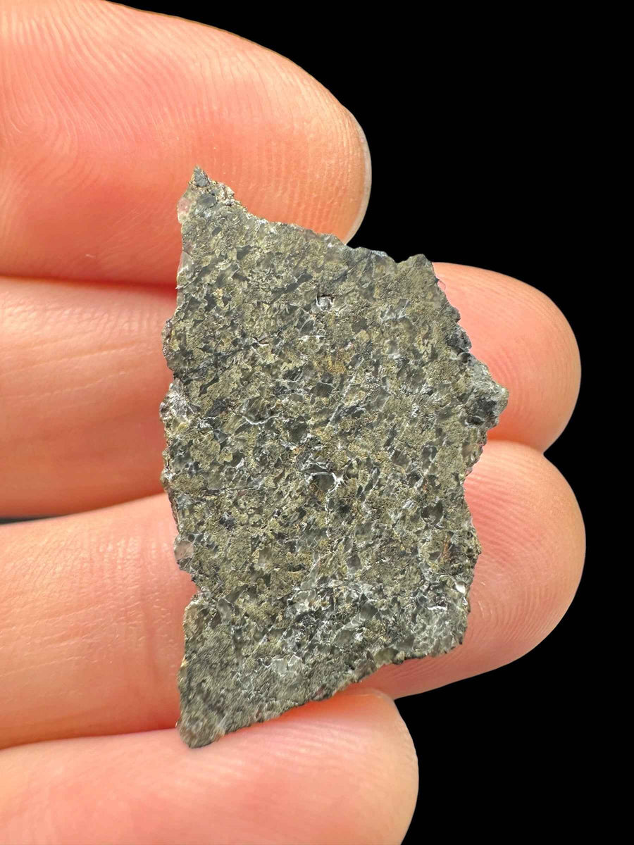 Fetta sottile di meteorite marziano NWA 17472 grigio verdastro, superficie lucidata granulare