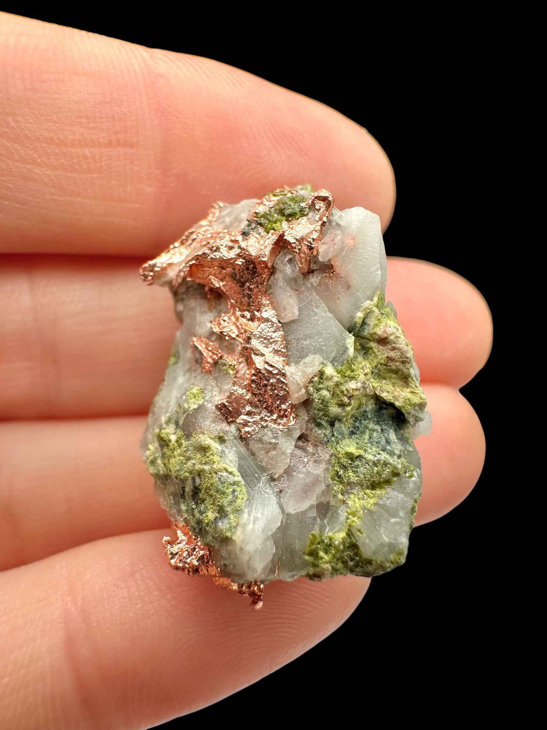 Campione di quarzo bianco con lamelle di rame nativo e chiazze verdi di malachite, Michigan