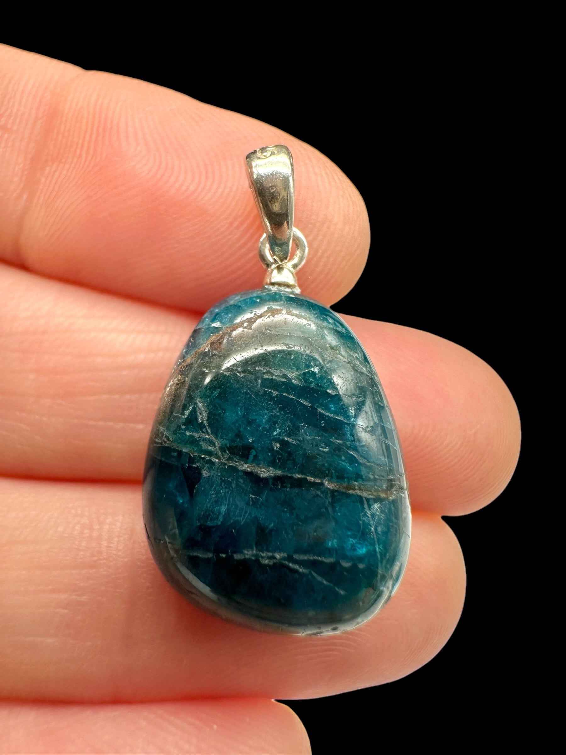 Pendente in apatite burattata a goccia, blu-verde con venature brune, cappuccio e ponte in argento
