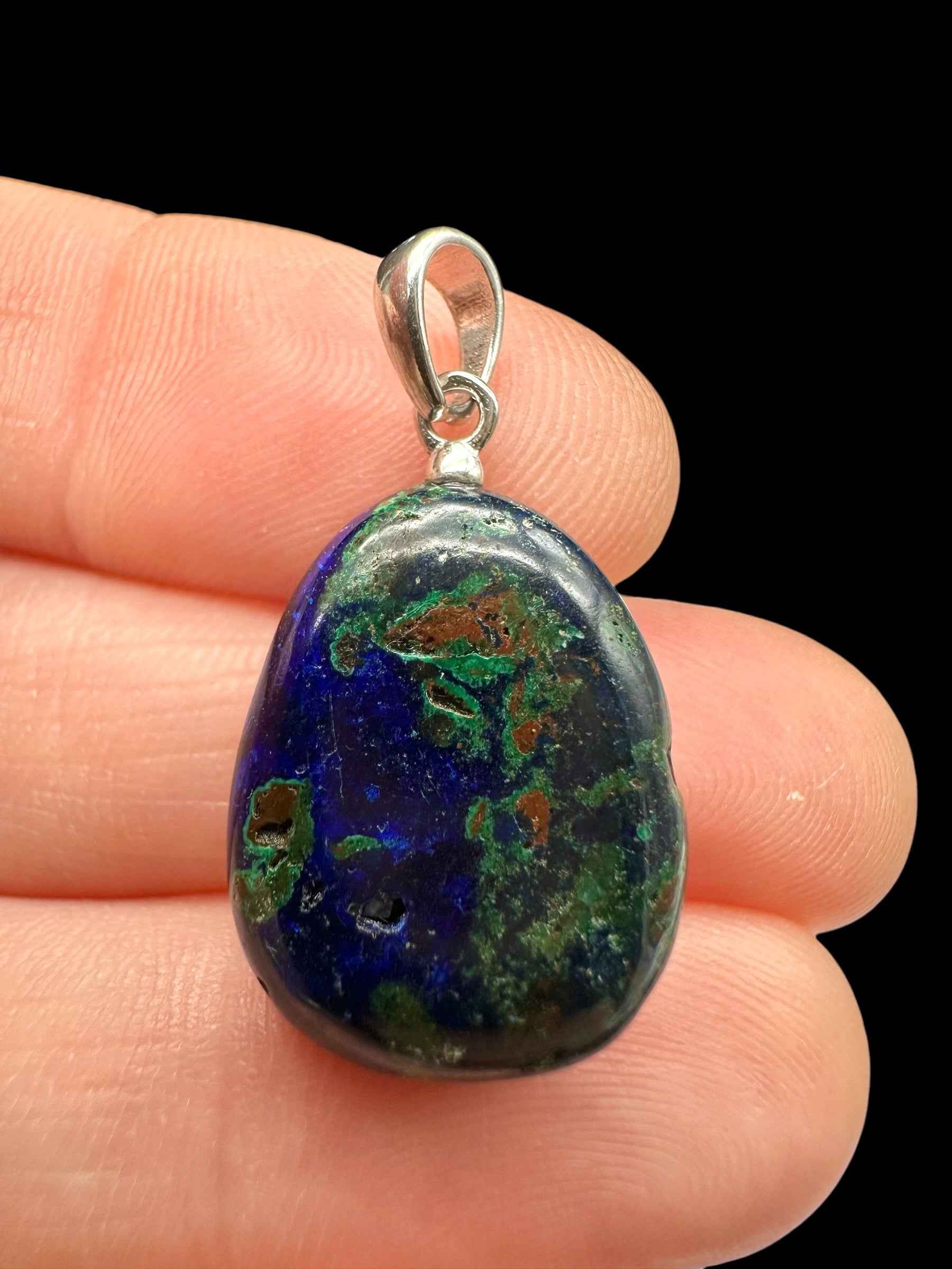 Pendente in azurite blu con chiazze verdi di malachite, forma a goccia levigata e montatura in argento
