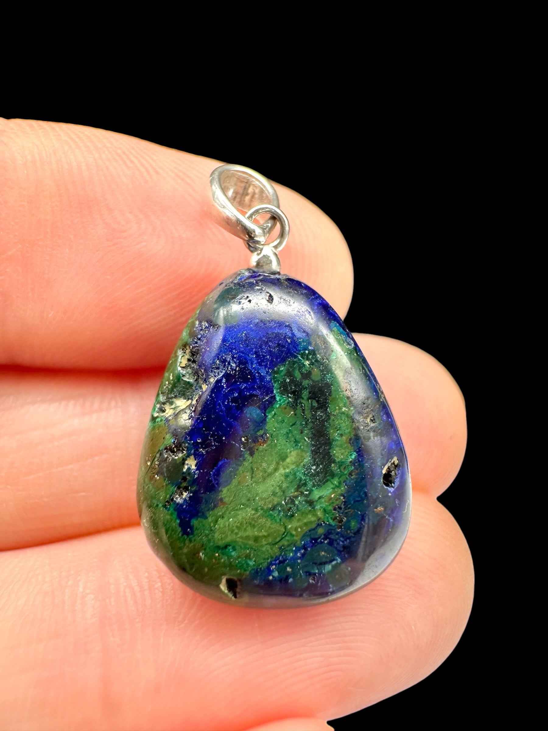 Pendente a goccia in azurite blu con chiazze di malachite verde, attacco e anello in argento