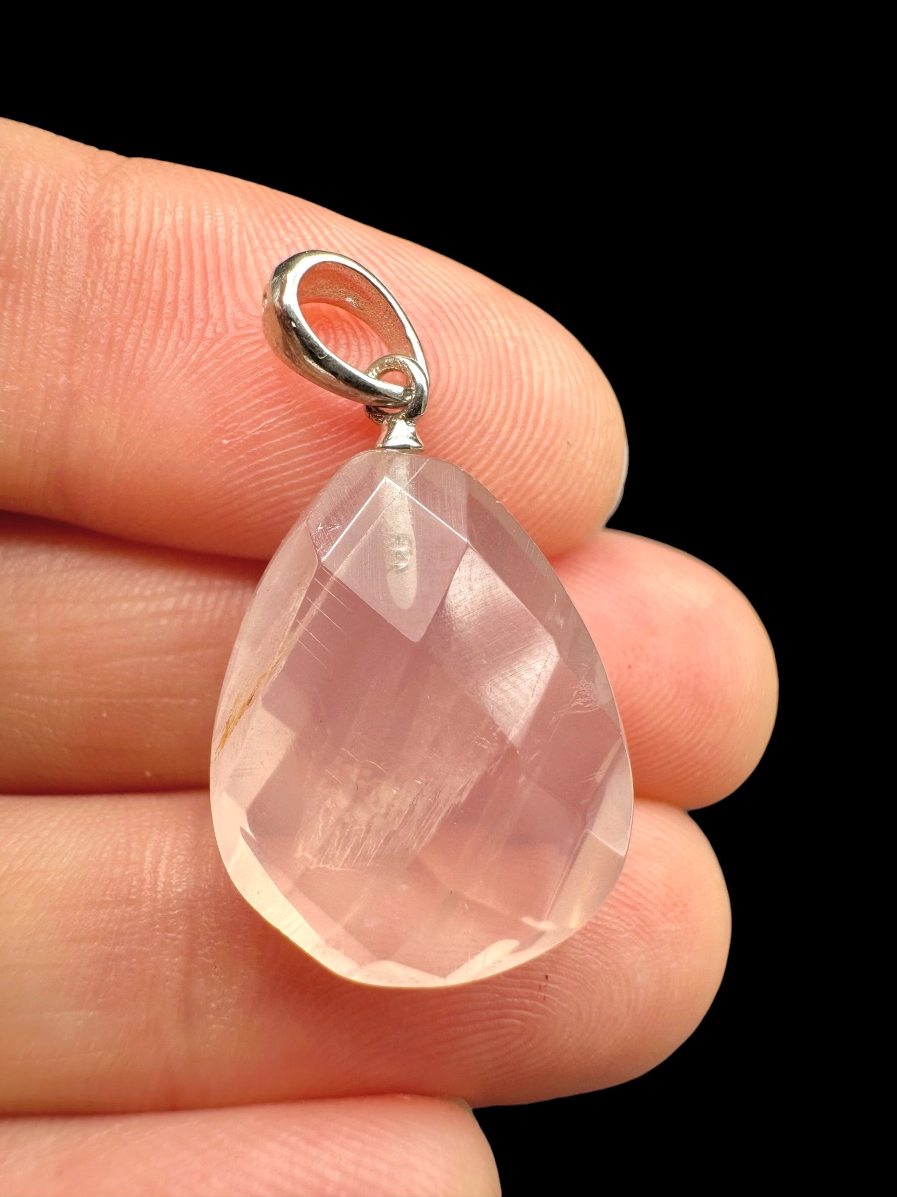 Silver pendant made of faceted rose quartz