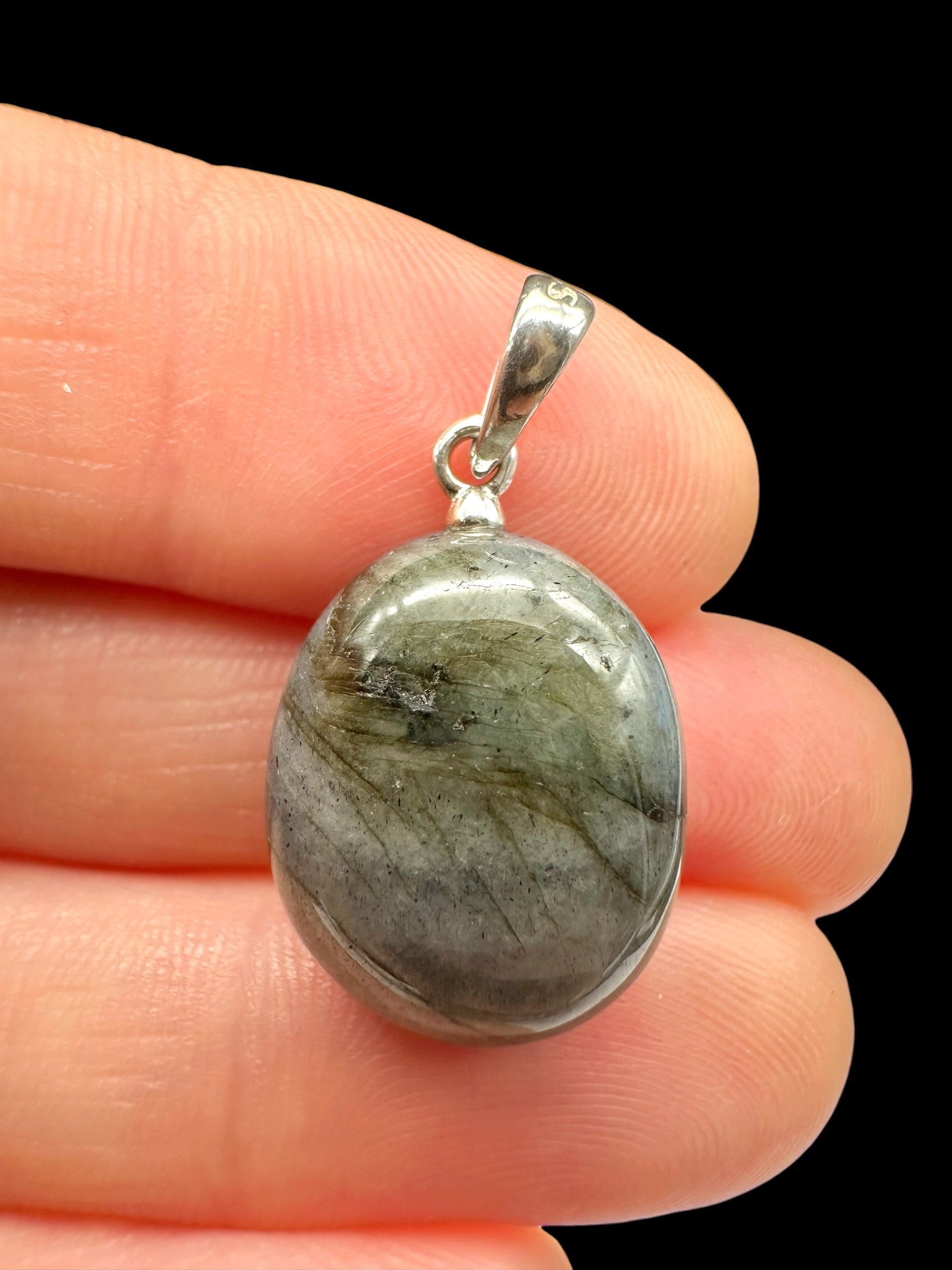 Silver pendant made of labradorite