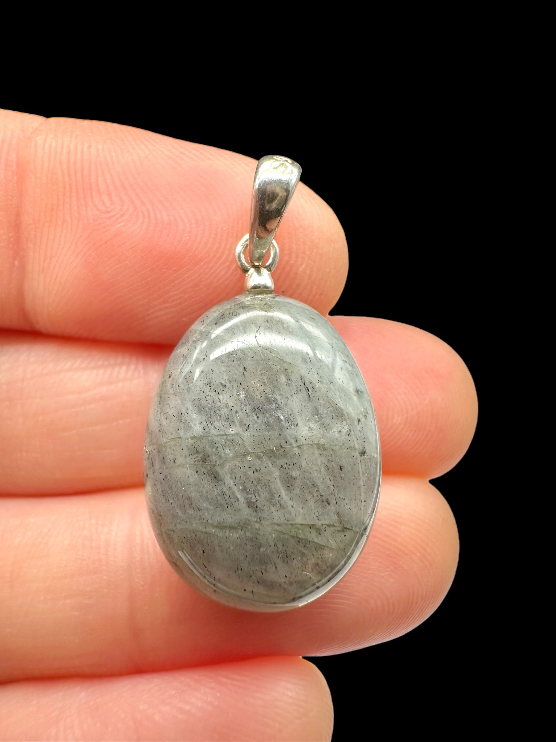 Silver pendant made of labradorite