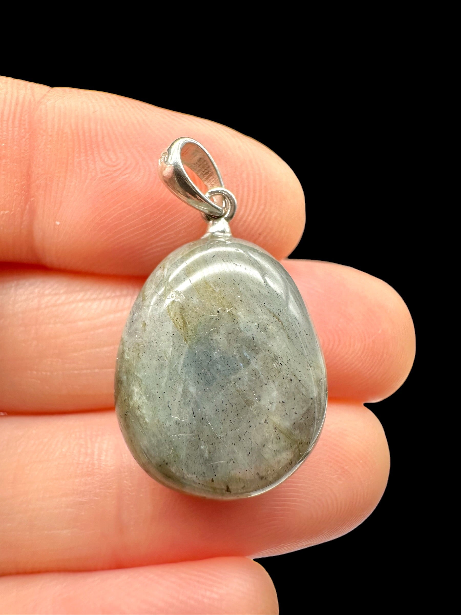 Silver pendant made of labradorite