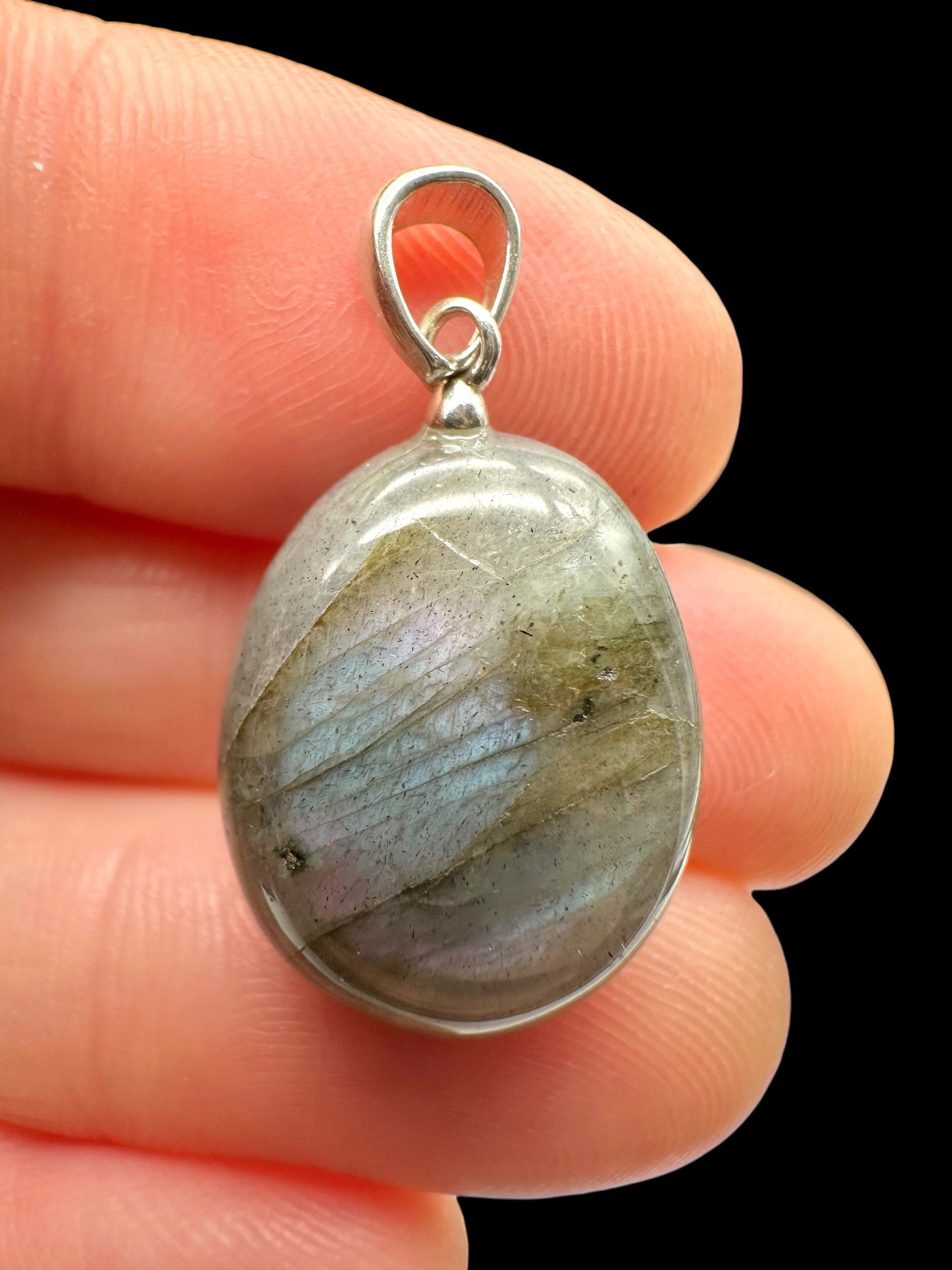 Silver pendant made of labradorite