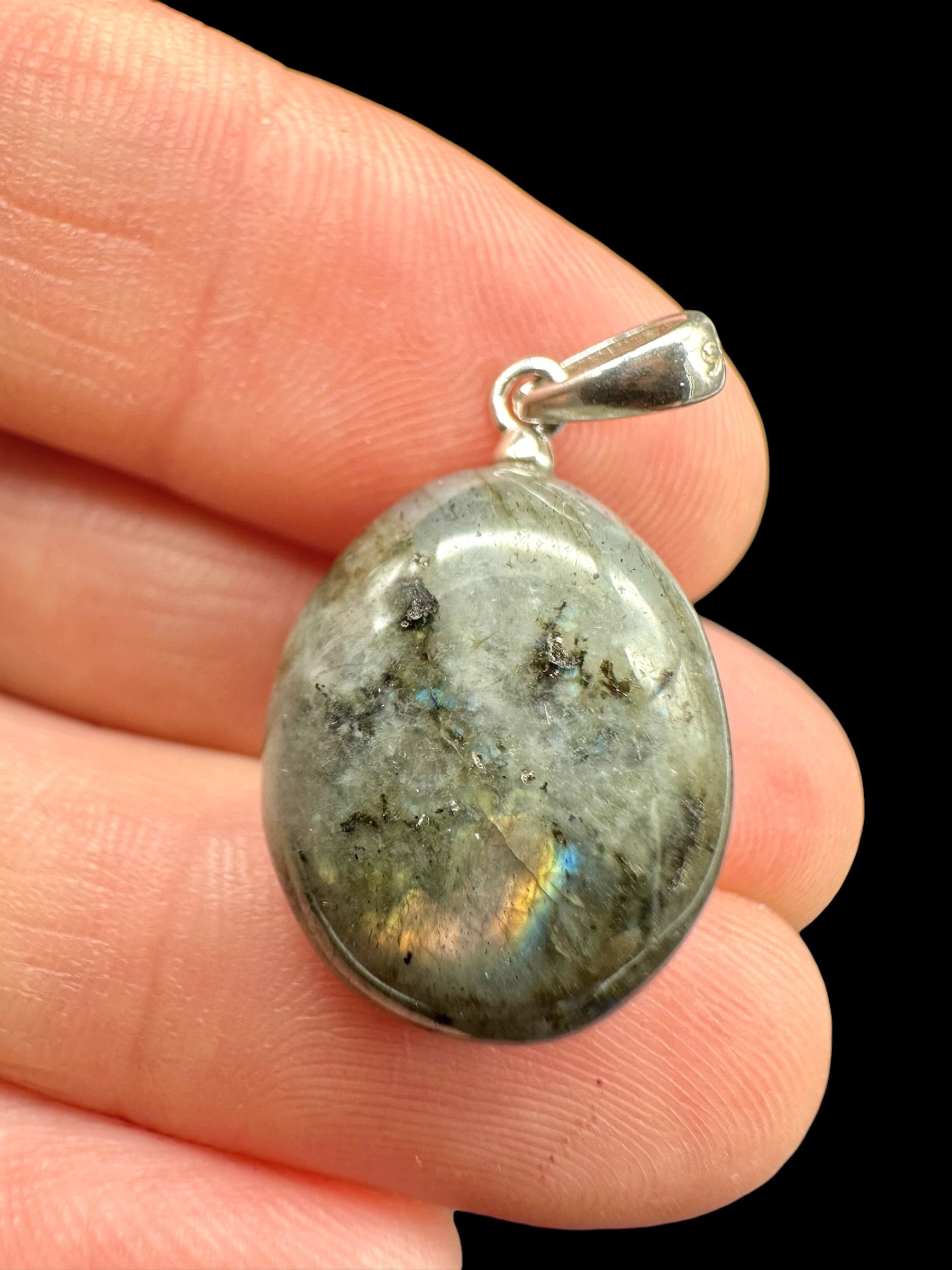 Silver pendant made of labradorite