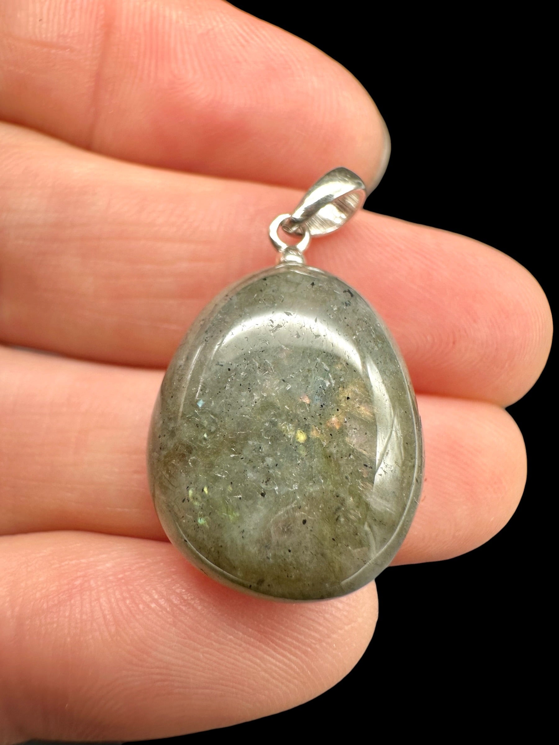 Silver pendant made of labradorite