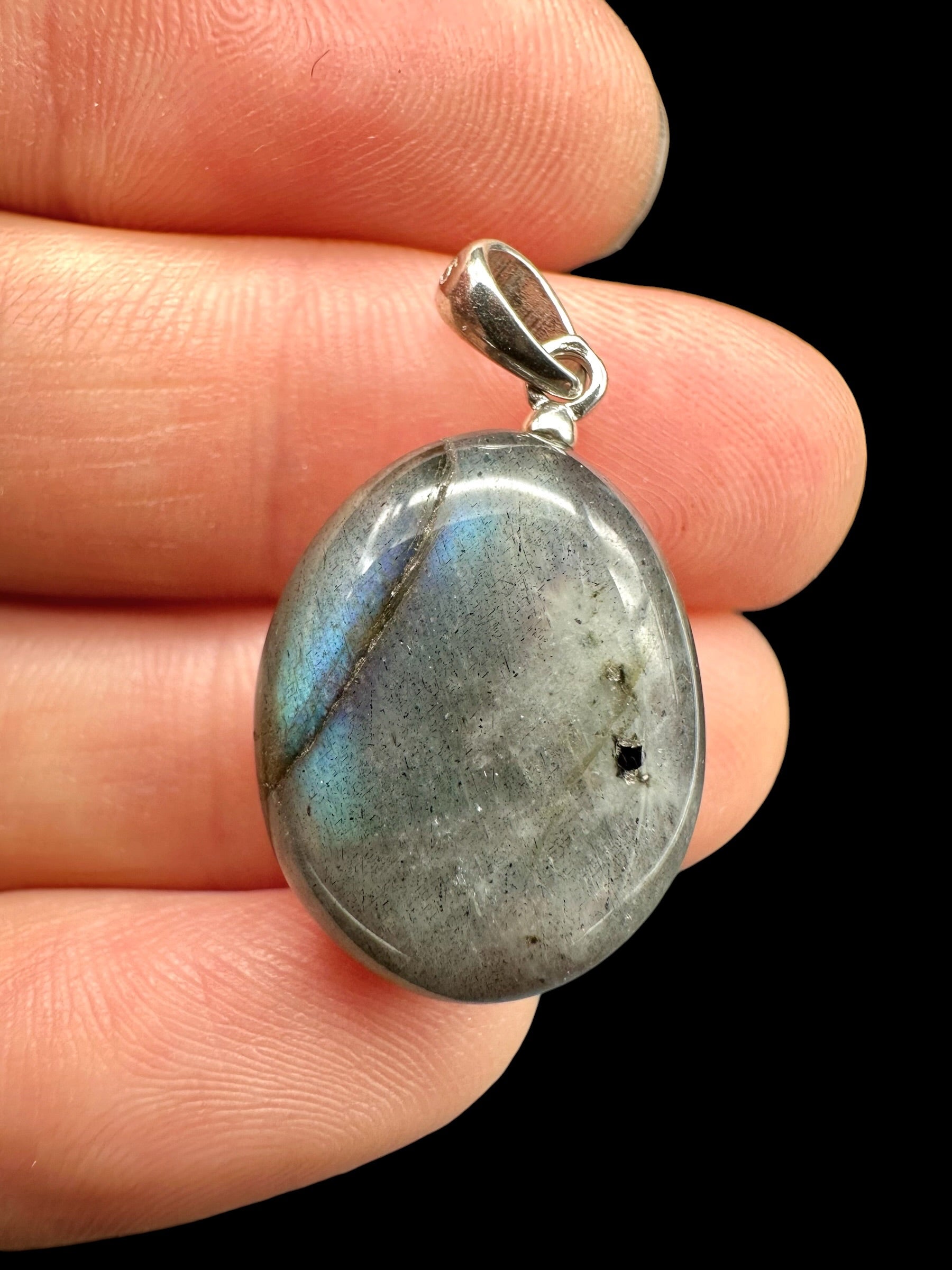 Silver pendant made of labradorite