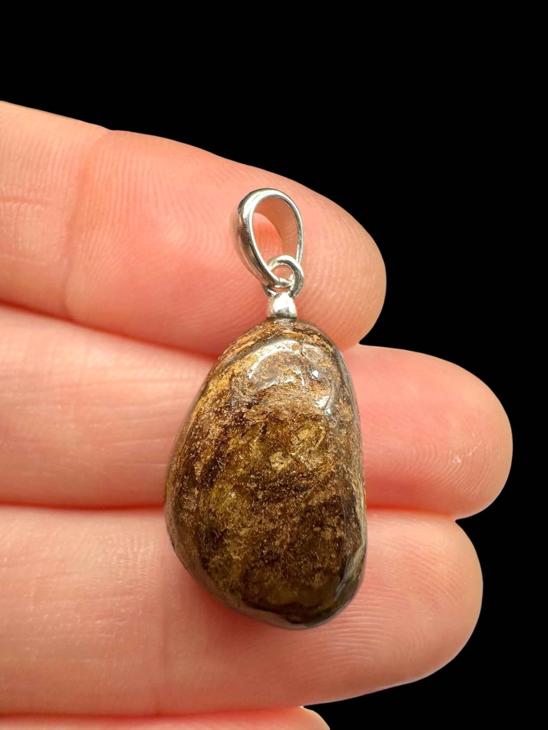 Pendente in bronzite a forma di ciottolo, toni bruno e oliva dorato, cappellotto e anellino in argento