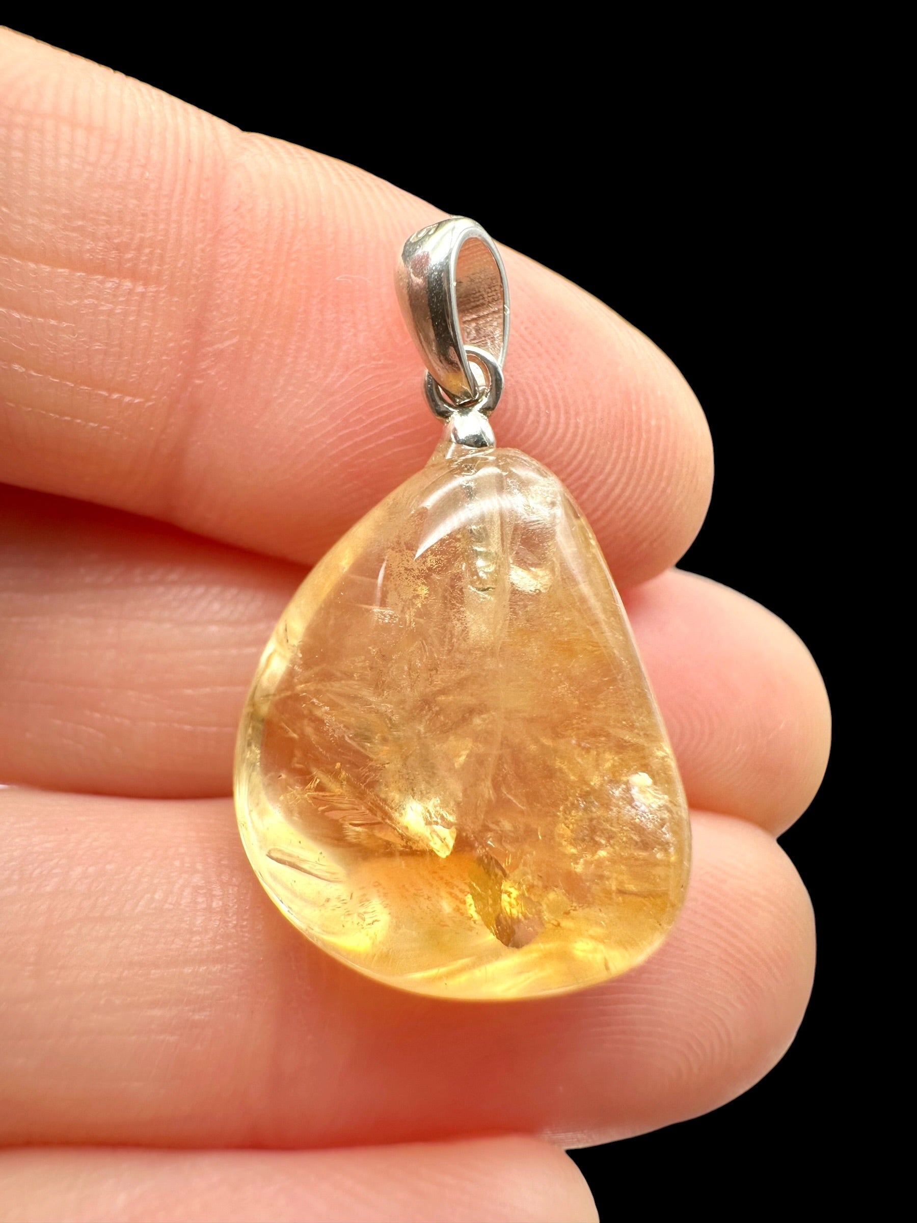Silver pendant made of citrine