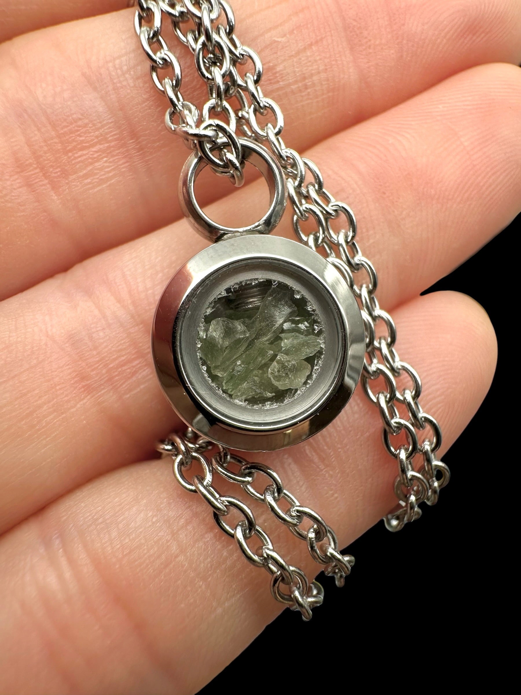 Wheel-shaped pendant with raw moldavites – random piece - P/V540