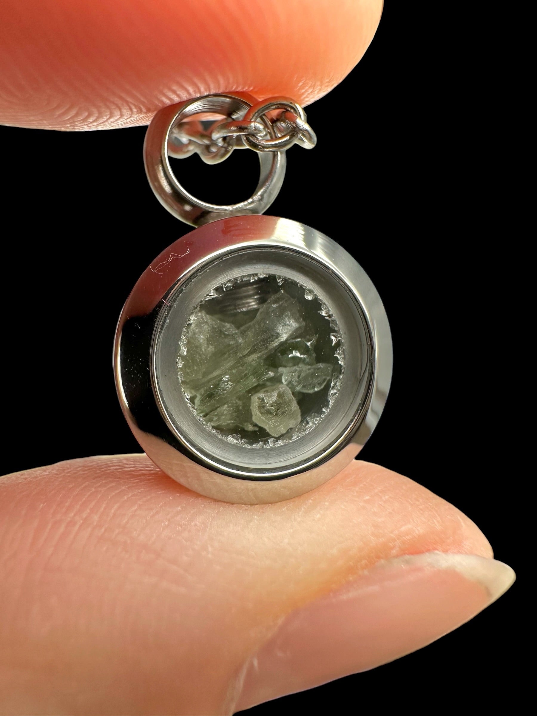 Wheel-shaped pendant with raw moldavites – random piece - P/V540