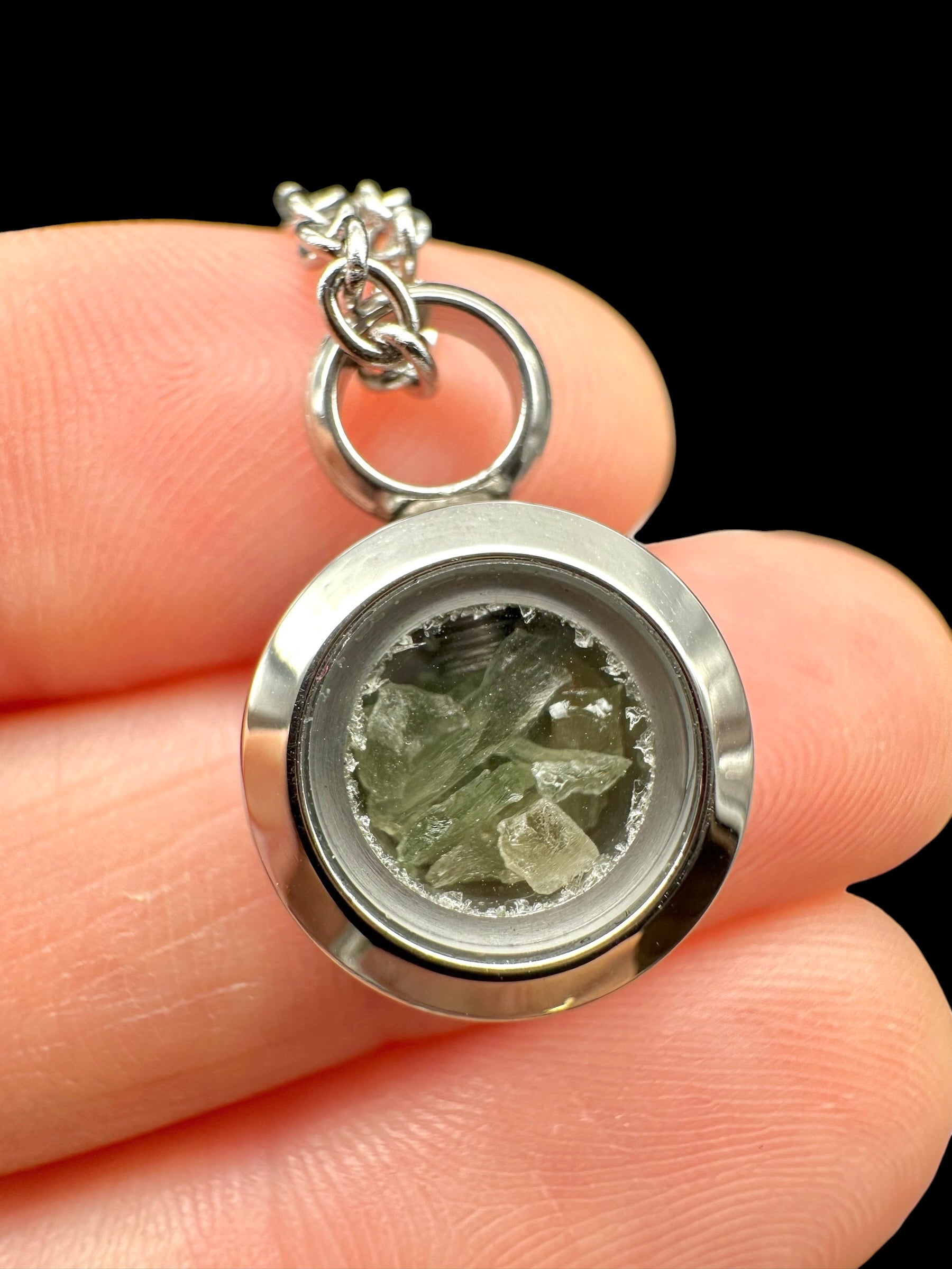 Wheel-shaped pendant with raw moldavites – random piece