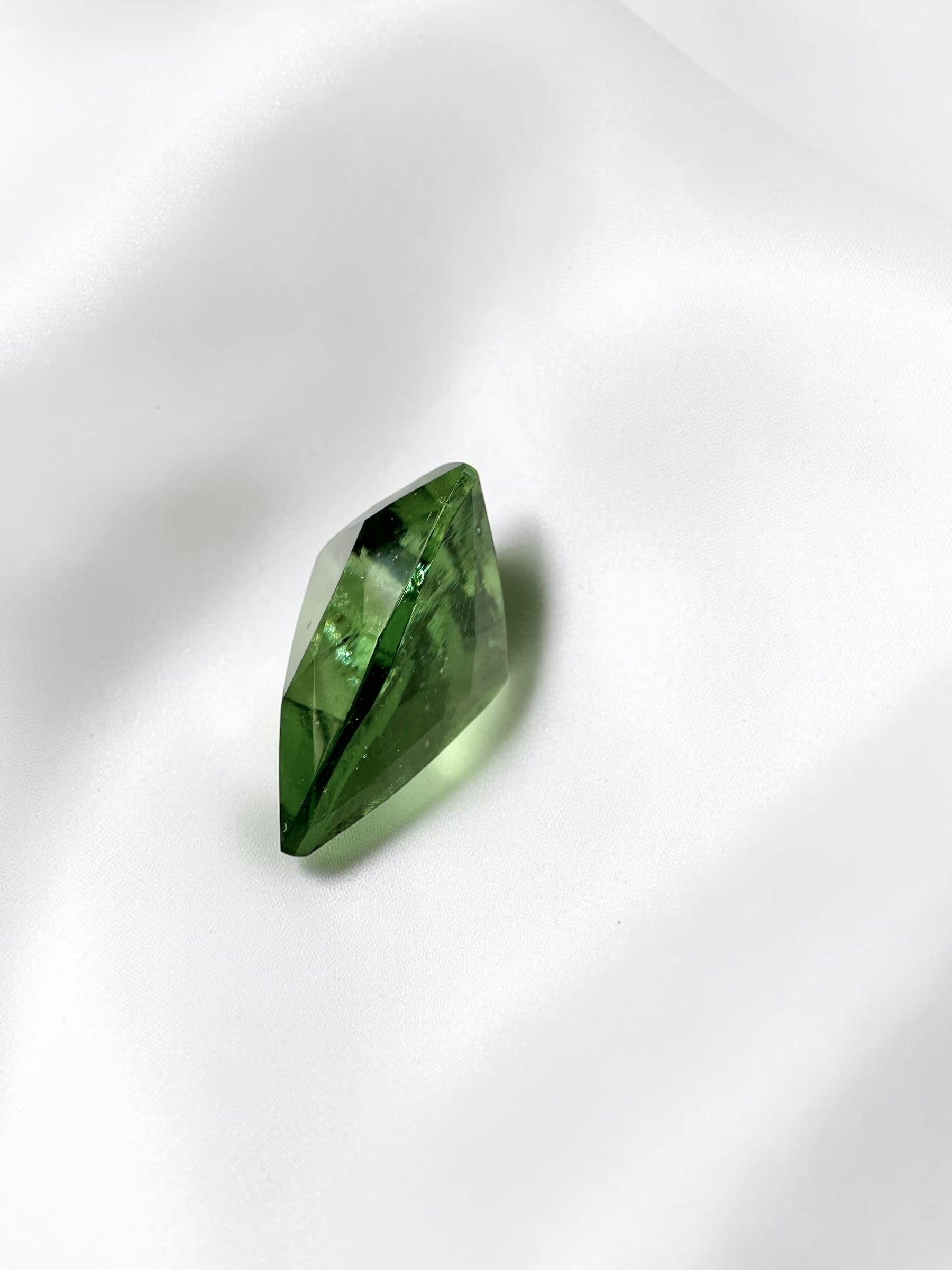 Faceted moldavite 4,45ct - BV094