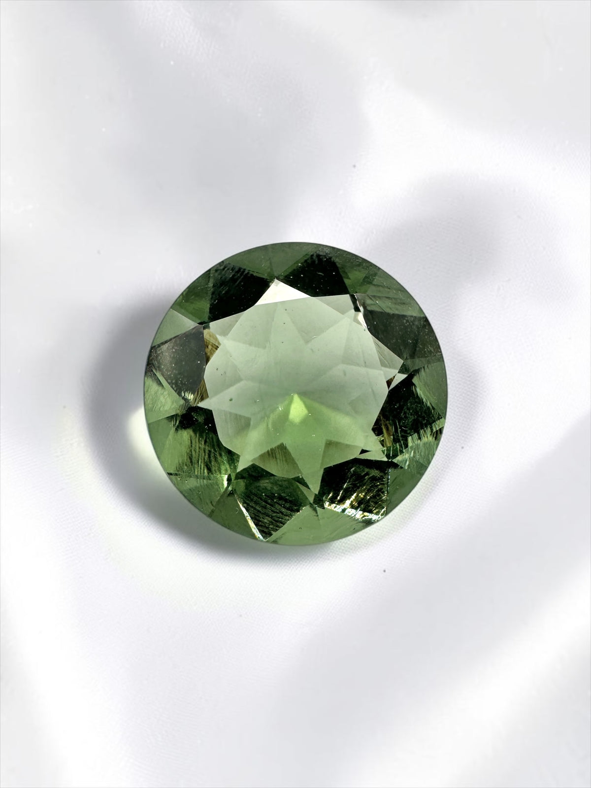 Faceted moldavite 13,1ct