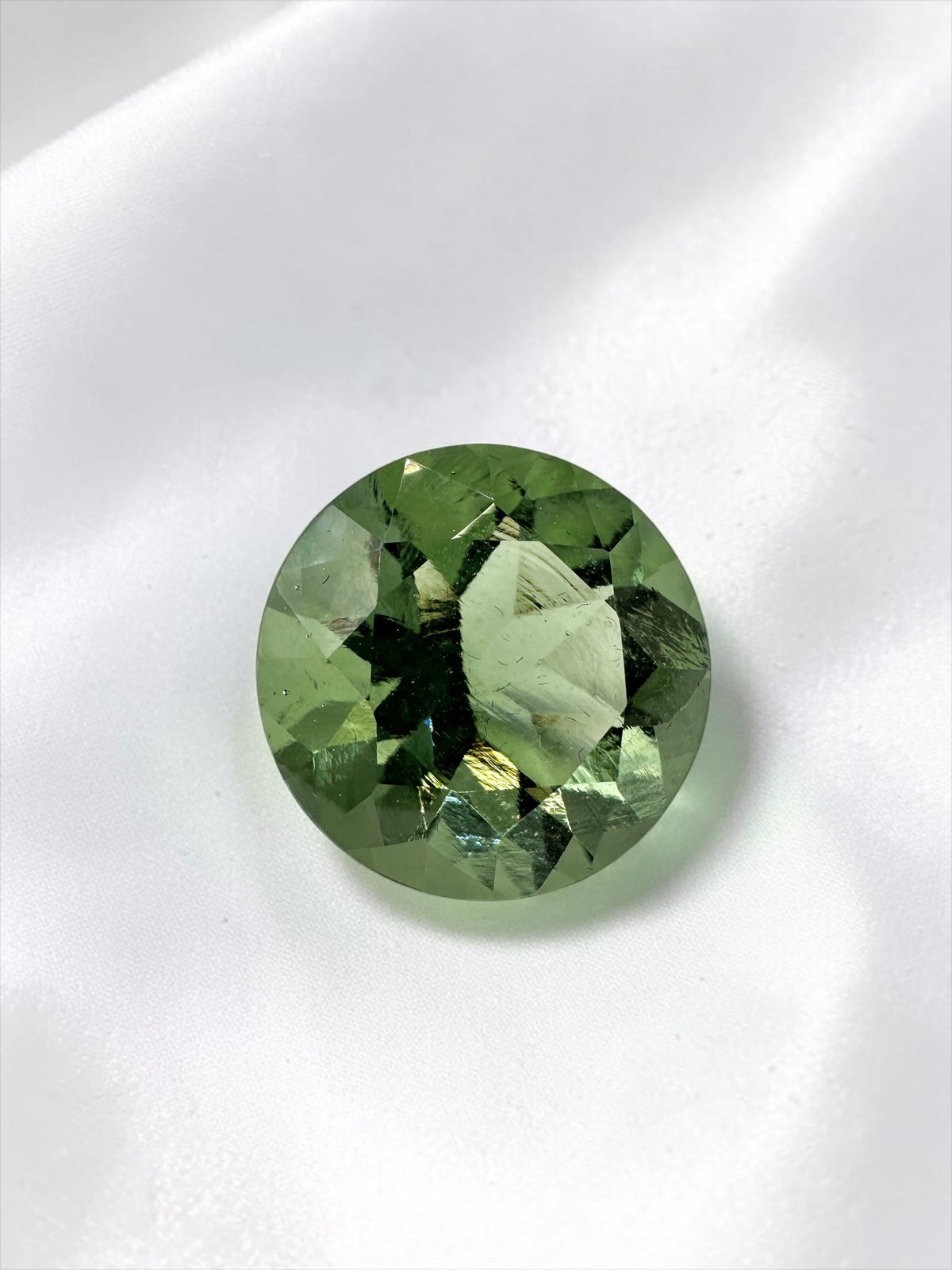 Faceted moldavite 10,6ct