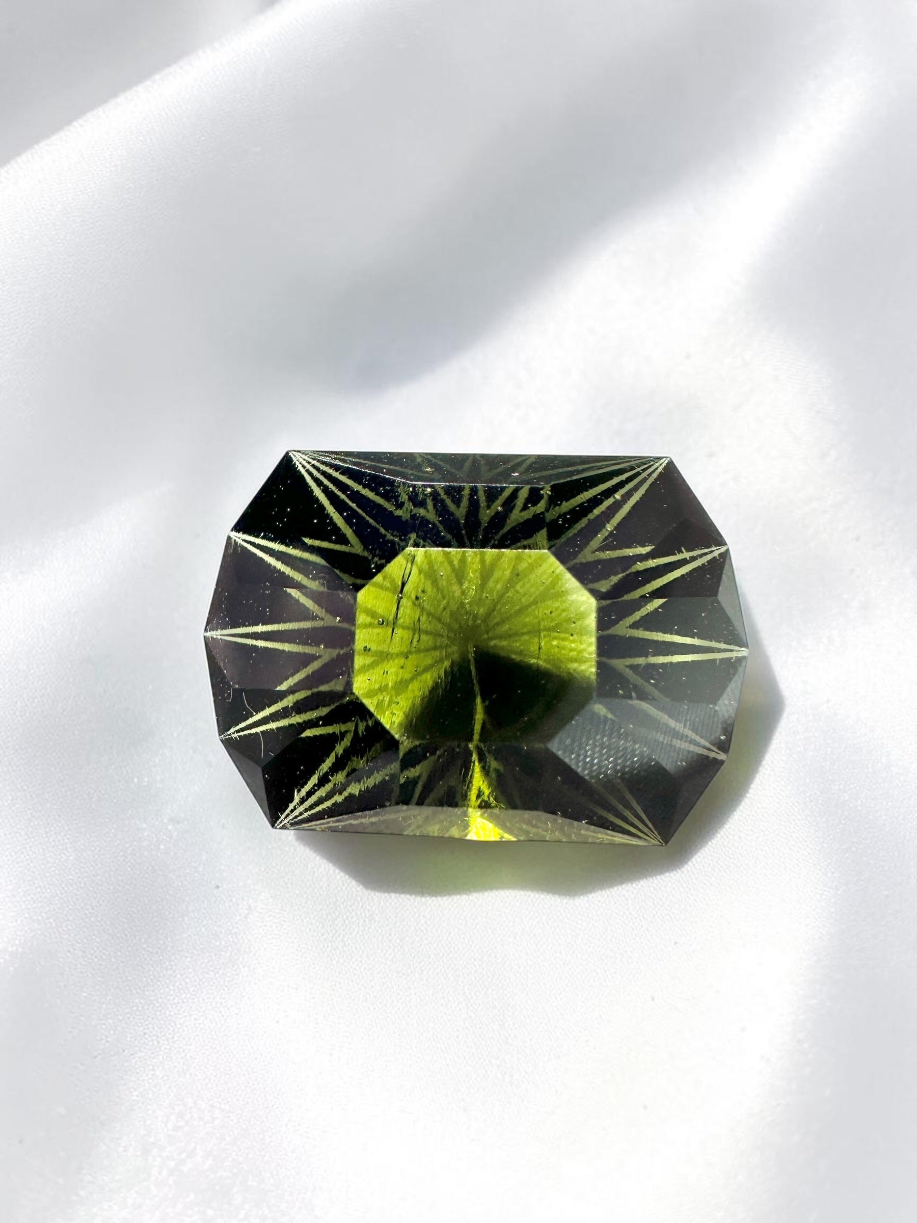 Faceted moldavite – precision cut 15,5ct - BV099