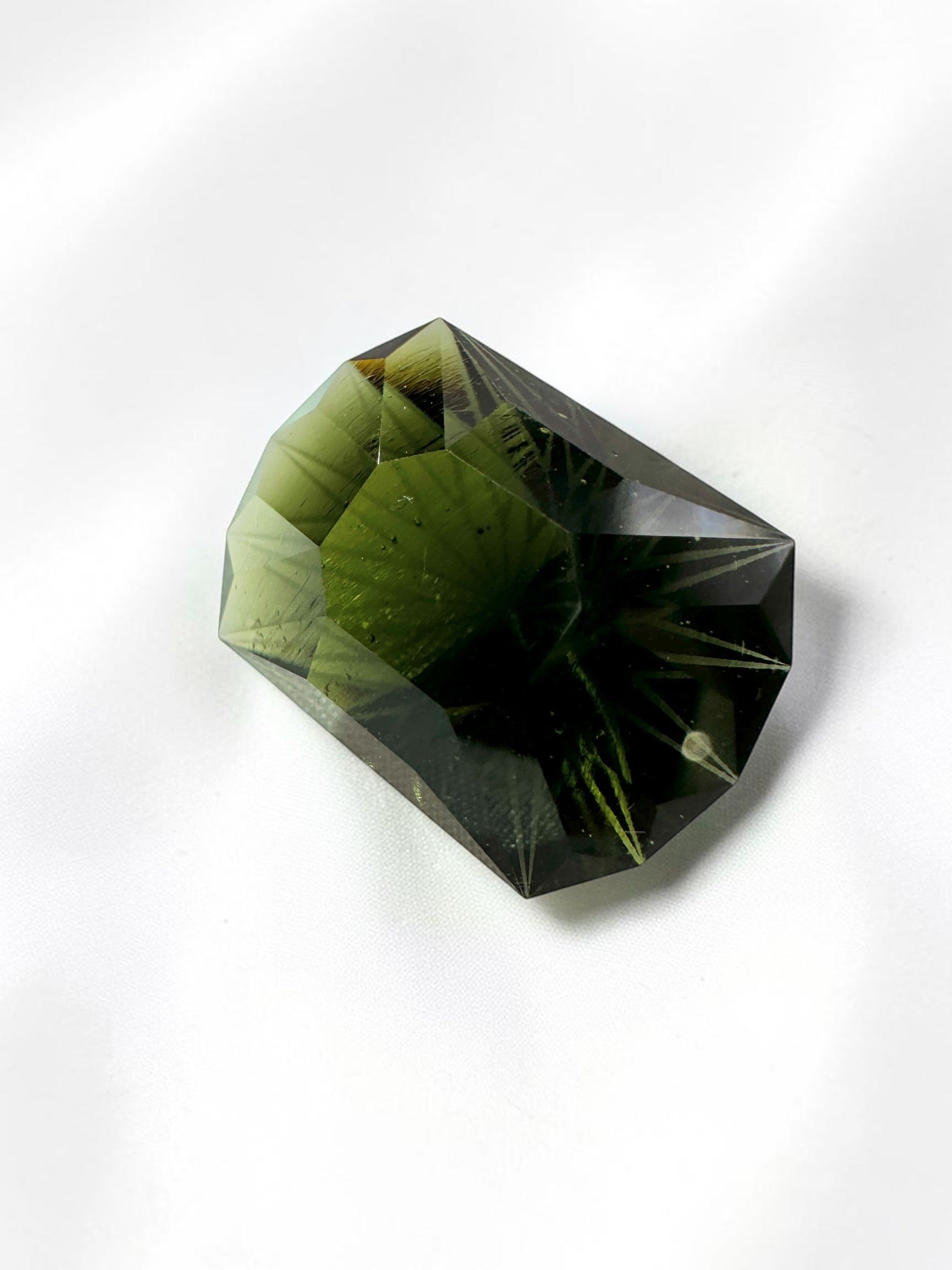 Faceted moldavite – precision cut 15,5ct - BV099
