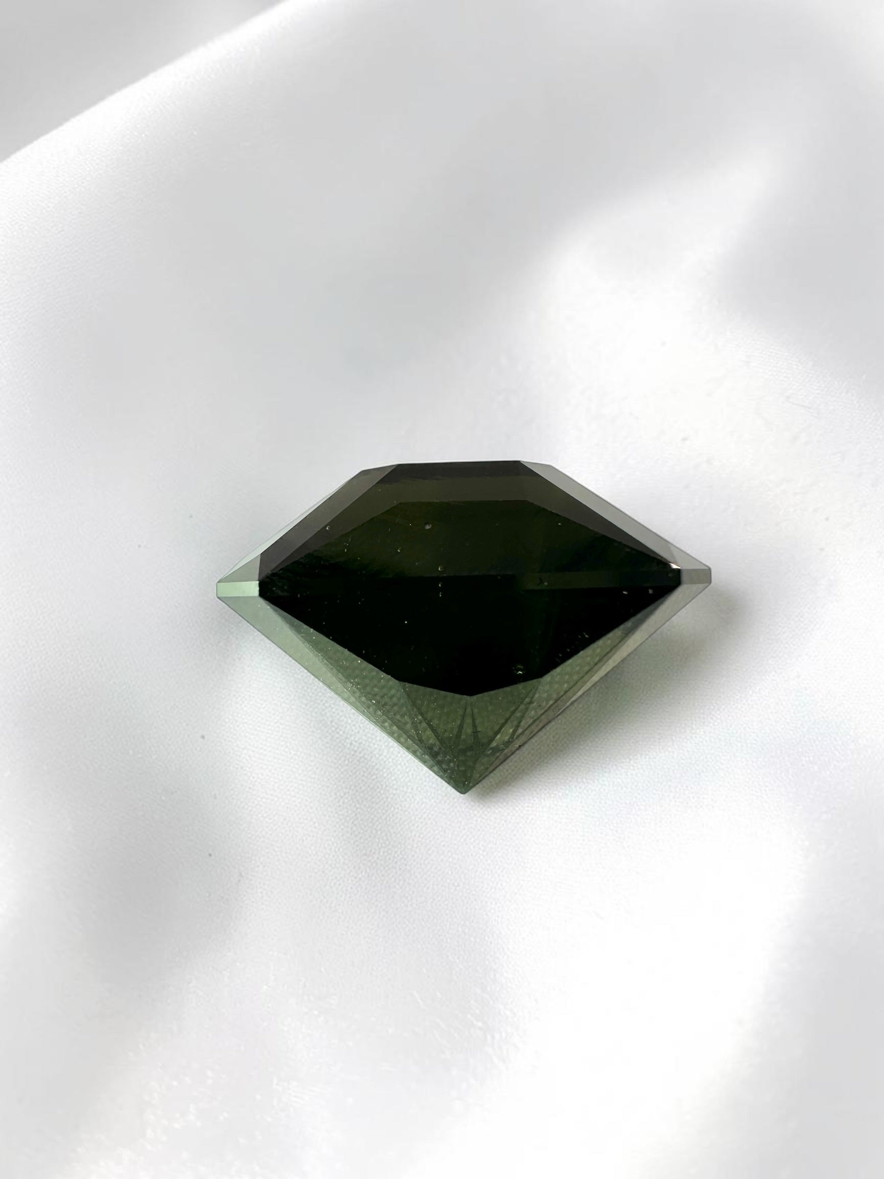 Faceted moldavite – precision cut 15,5ct - BV099