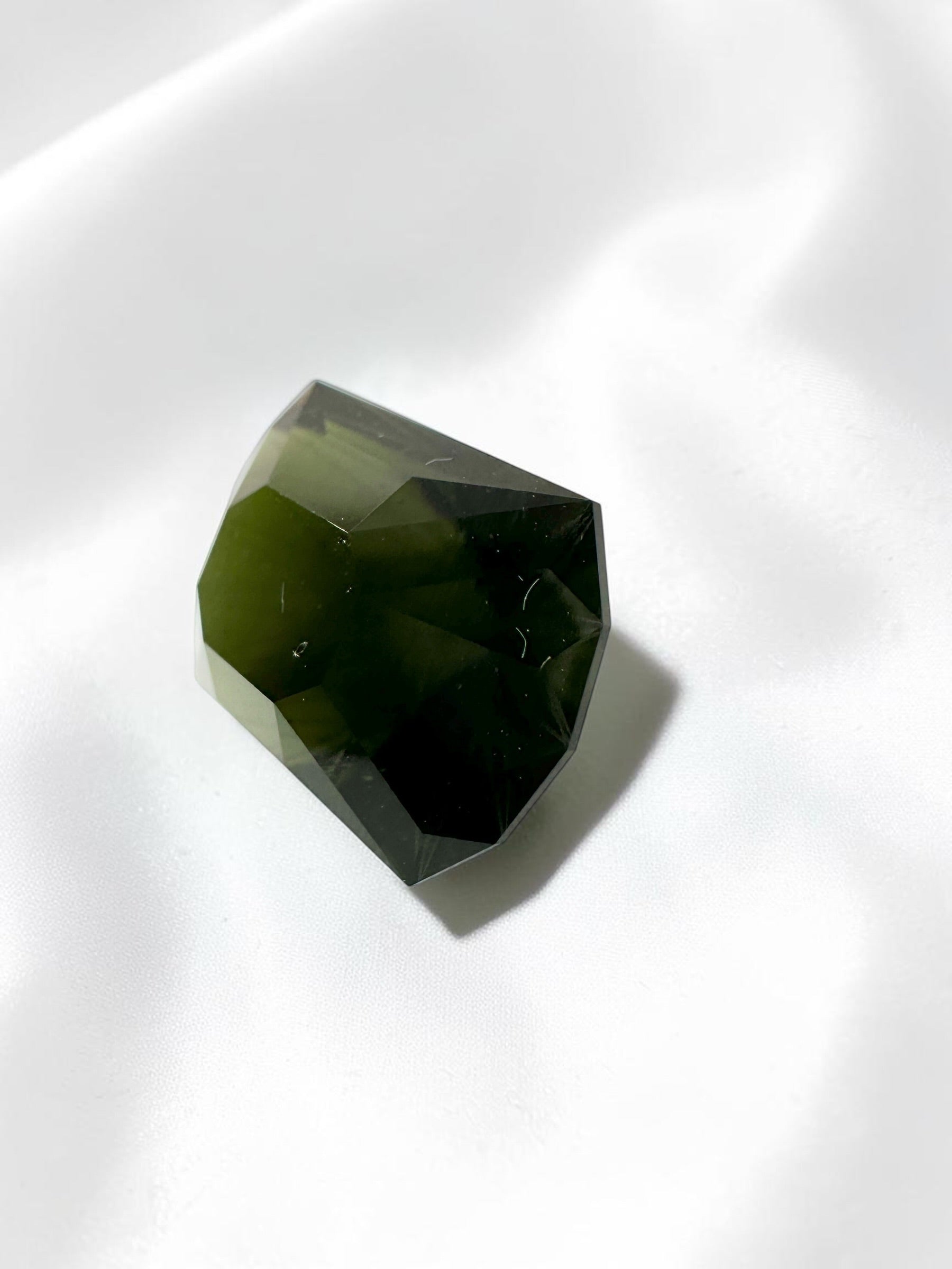 Faceted moldavite – precision cut 15,5ct - BV099