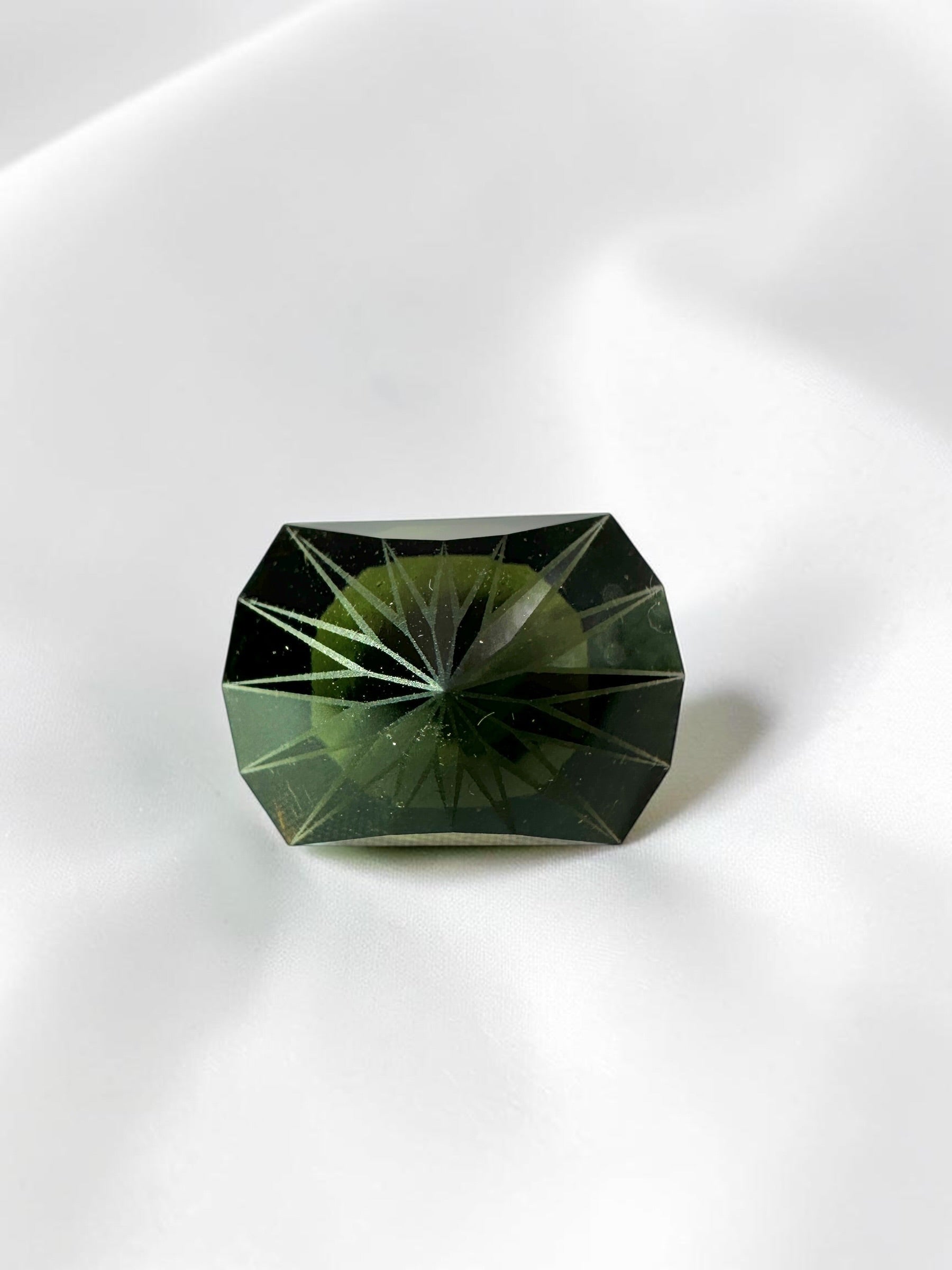 Faceted moldavite – precision cut 15,5ct - BV099