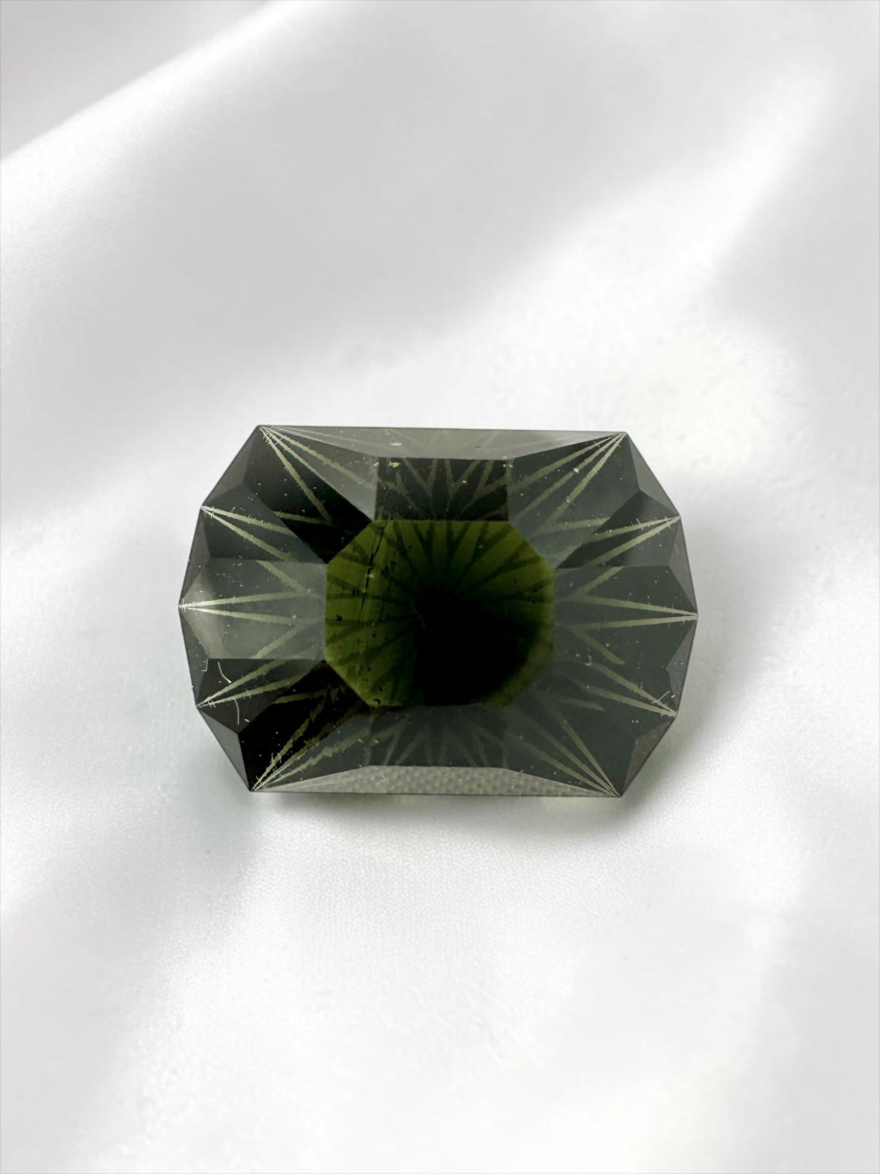 Faceted moldavite – precision cut 15,5ct