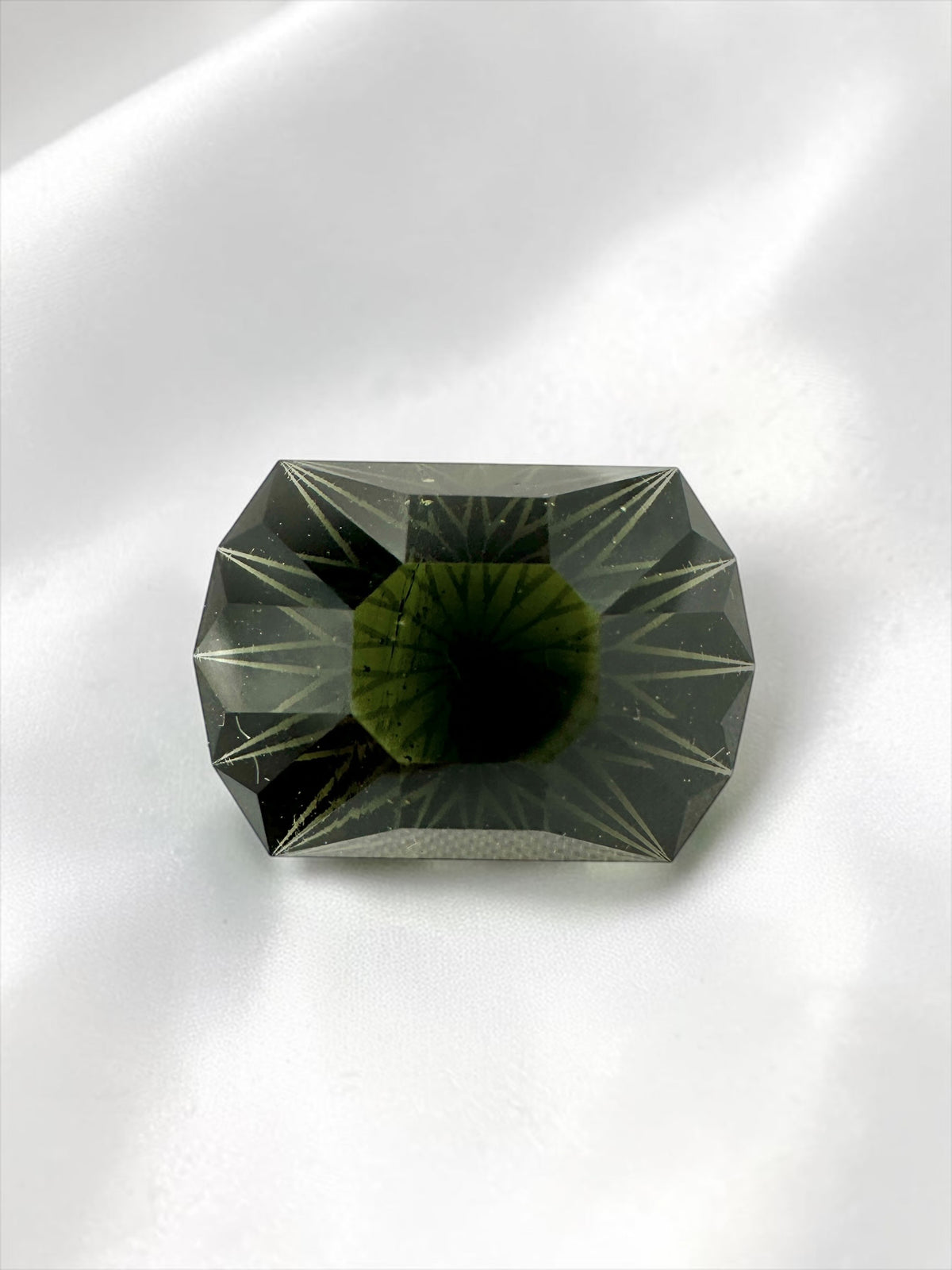 Faceted moldavite – precision cut 15,5ct