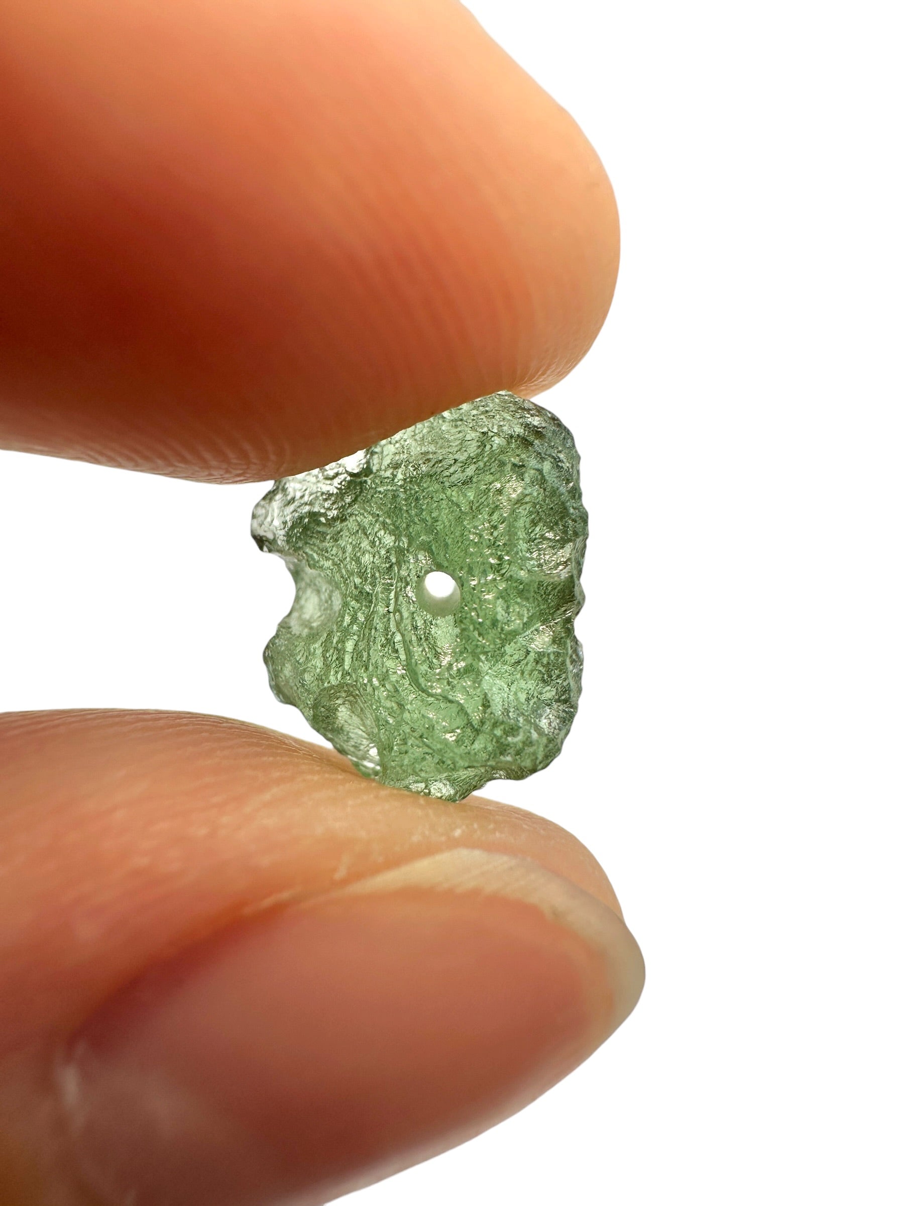 A bead made of raw moldavite 0,8g - VK060