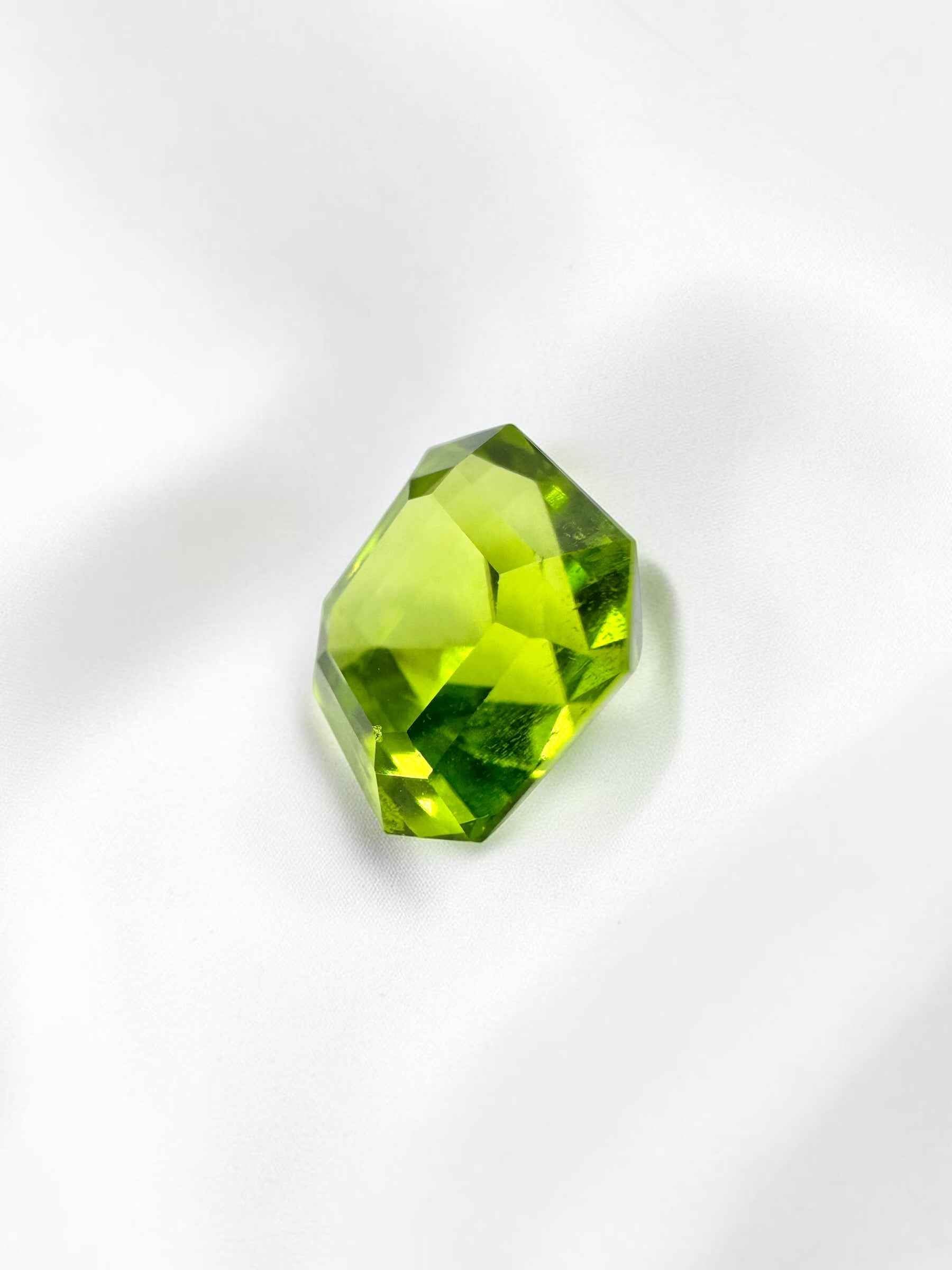 Peridoto sfaccettato (olivina) proveniente dal Pakistan, 4 ct, con certificato - BP02