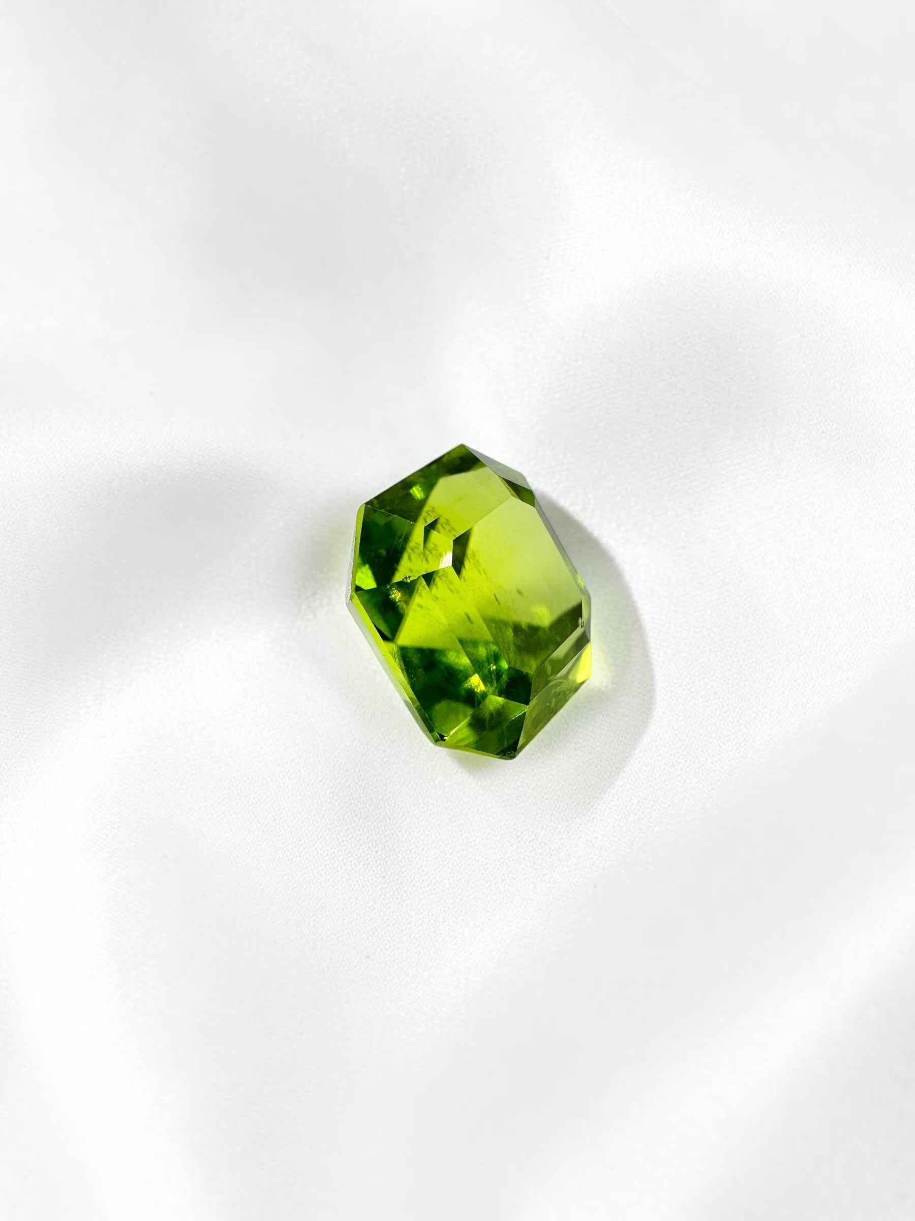Peridoto sfaccettato (olivina) proveniente dal Pakistan, 4 ct, con certificato - BP02