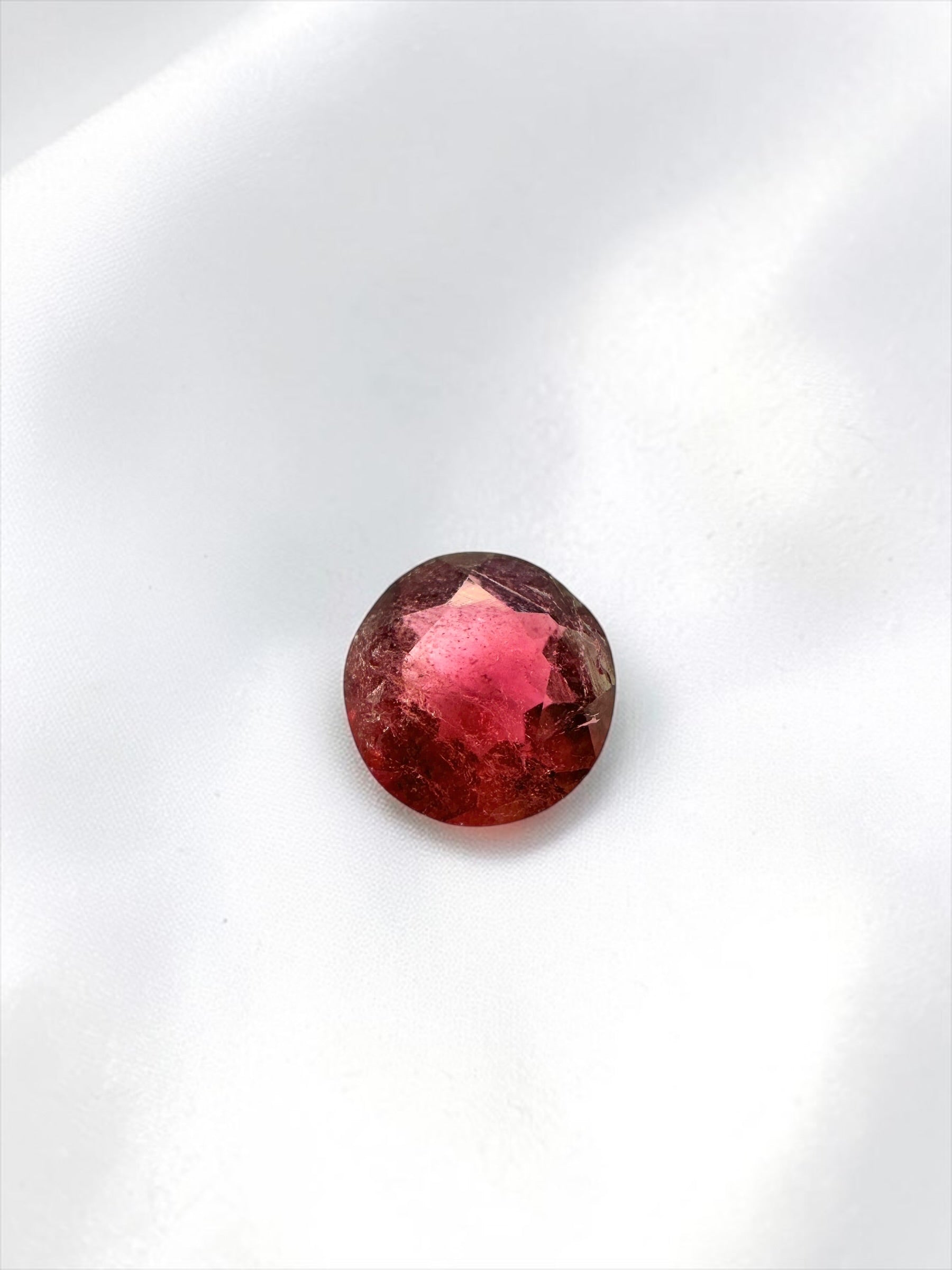 Faceted Rhodolite (variety of pyrope) from Madagascar 0,4ct