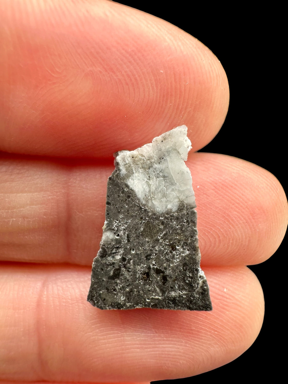 Lunar meteorite NWA 17865 – 0,7g – Algeria - MENWL41