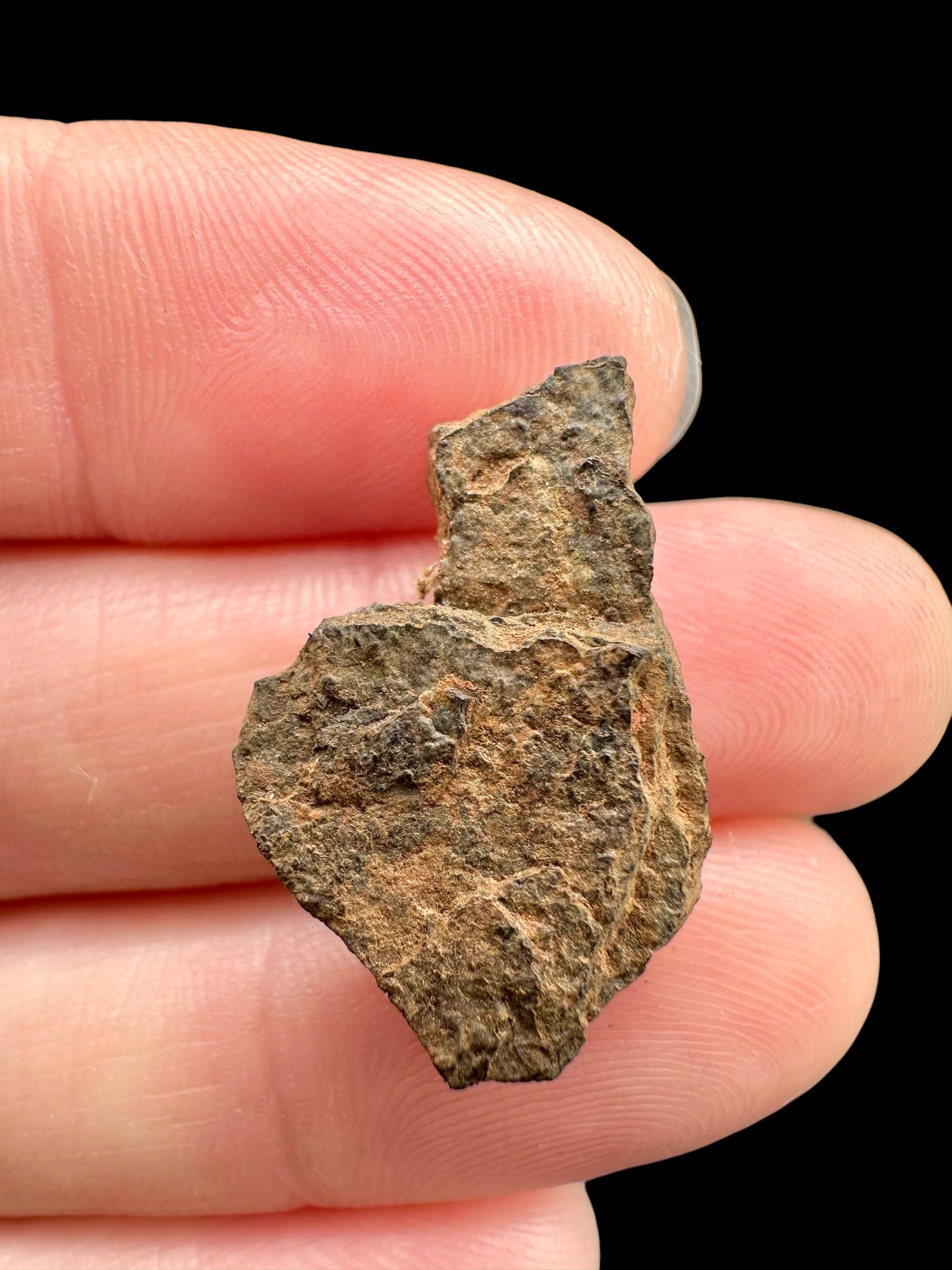 Boxhole Meteorite 3,4g – SHALE – Heavily Weathered Fragment – Australia - MEBX14