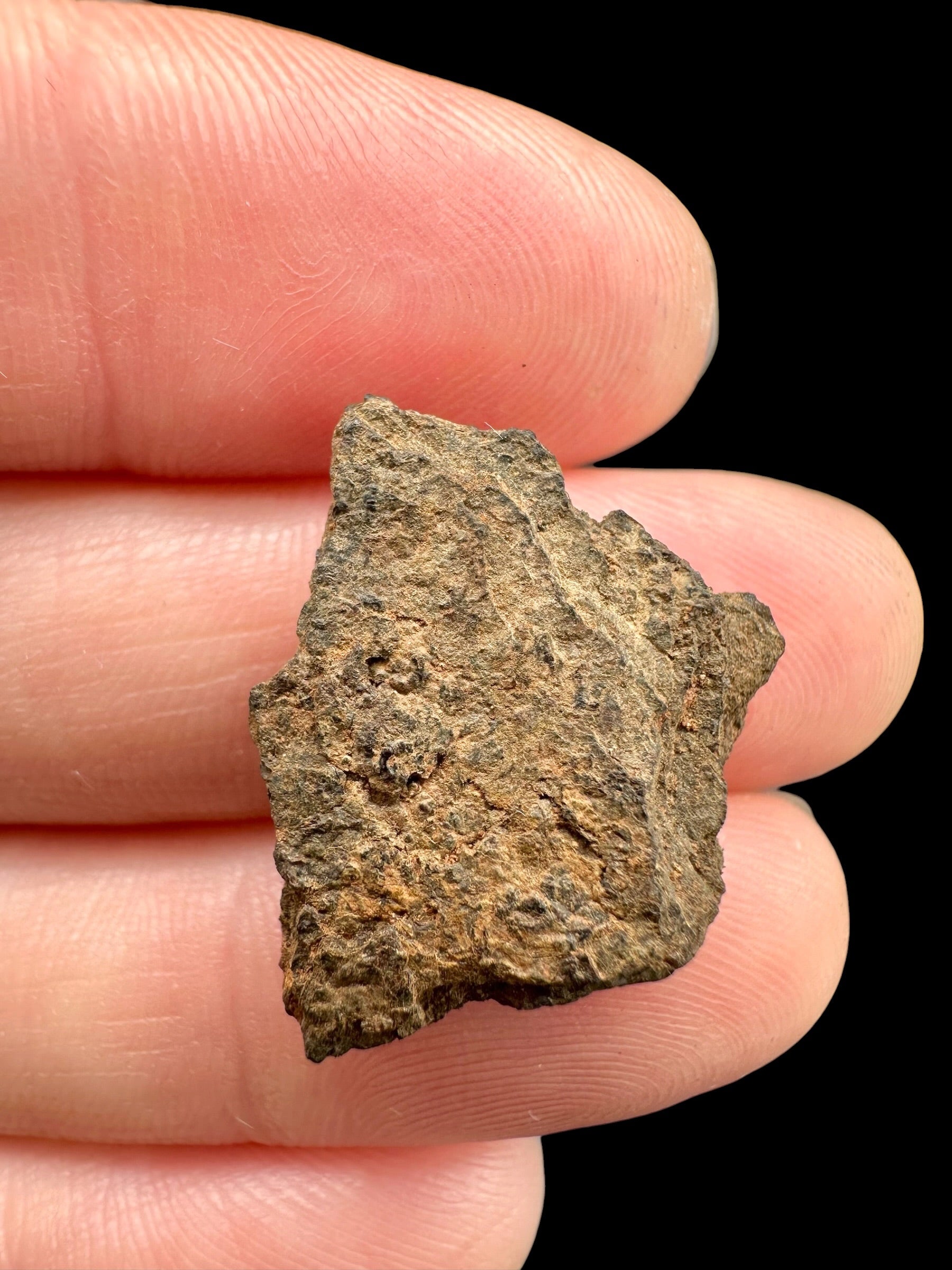 Boxhole Meteorite 3,4g – SHALE – Heavily Weathered Fragment – Australia - MEBX15