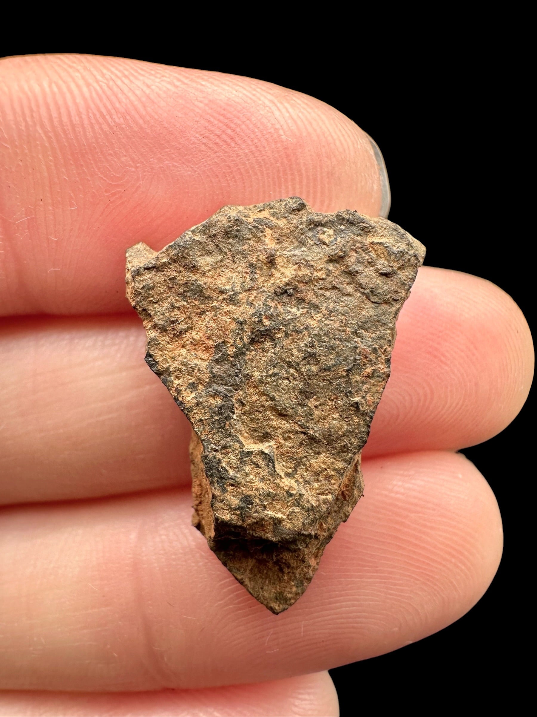 Boxhole Meteorite 3,3g – SHALE – Heavily Weathered Fragment – Australia - MEBX18