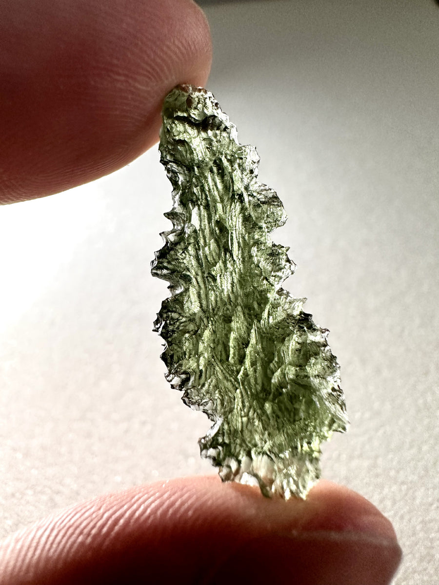 Moldavite – Maly Chlum – 2,6g - V1690 retroilluminata