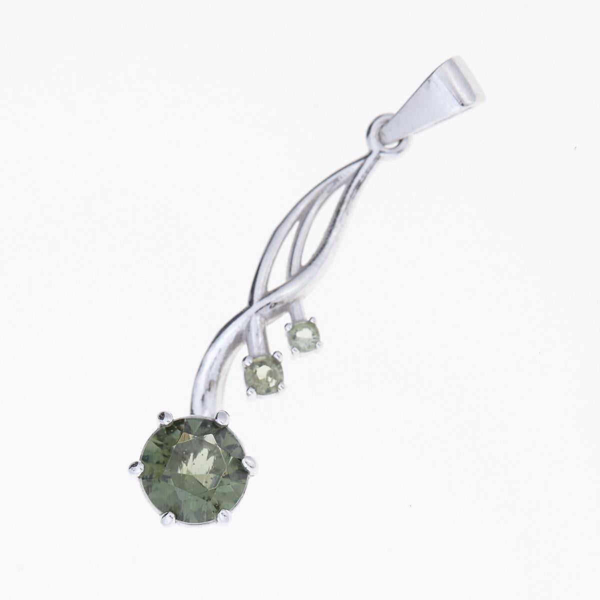 Pendente in argento rodiato a tralcio curvo con moldavite tonda sfaccettata e due piccole gemme verdi