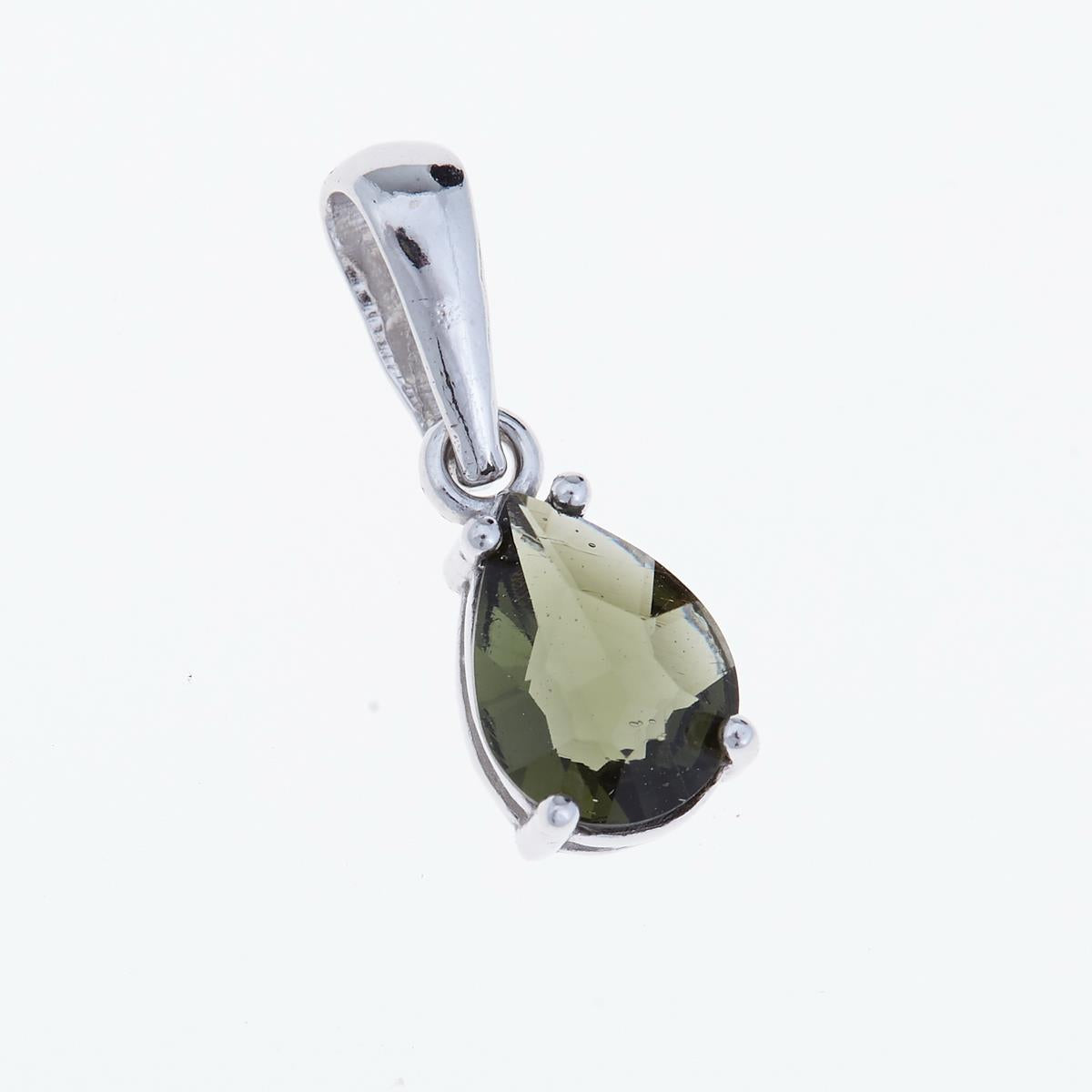 Pendente in argento rodiato con moldavite faccettata a goccia verde oliva su quattro griffe