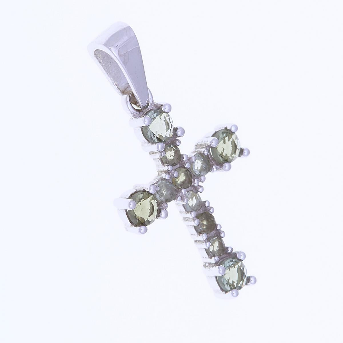 Pendente croce in argento rodiato con undici piccole moldaviti verde oliva e maglia piatta lucida