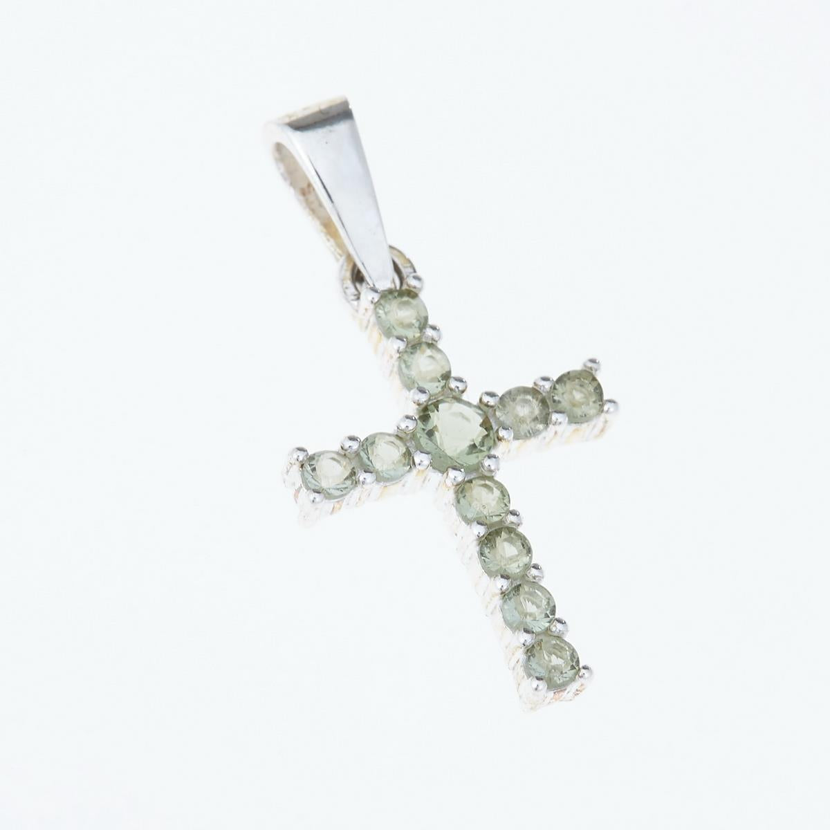 Pendente a croce in argento rodiato con undici moldaviti tonde verde chiaro e bail lucida
