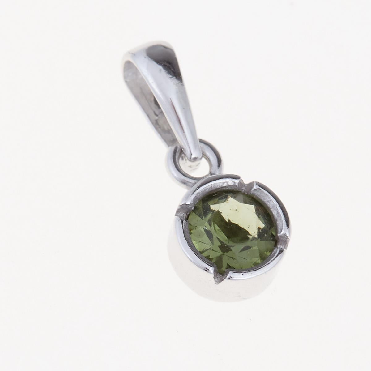 Pendente in argento rodiato con moldavite tonda faccettata verde oliva montata a quattro griffe