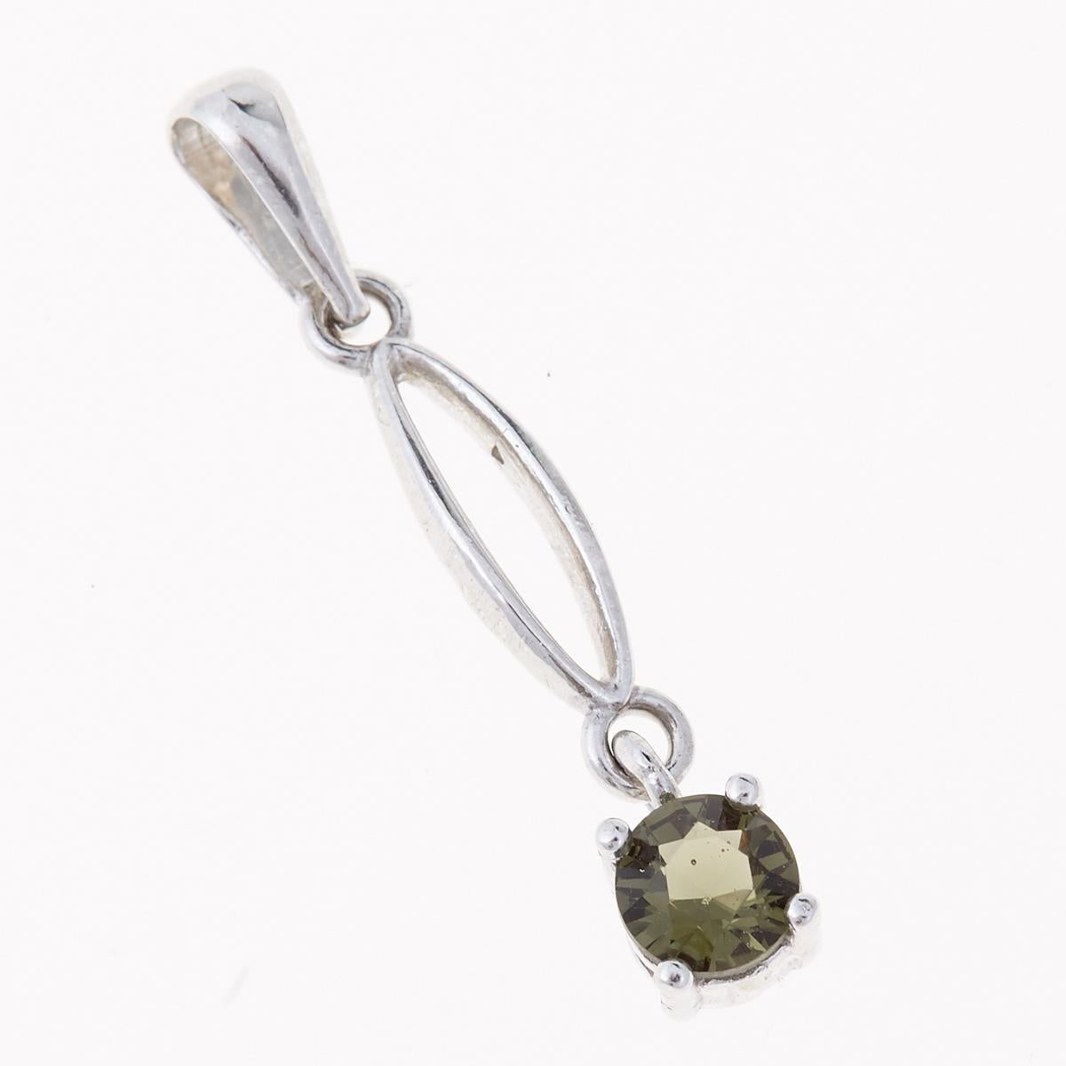 Pendente in argento rodiato con moldavite faccettata tonda verde oliva su montatura a quattro griffe