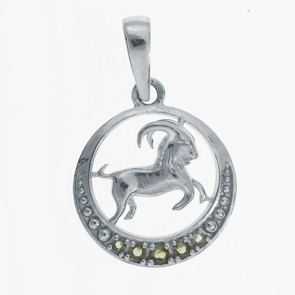 Pendente circolare in argento 925 con capricorno centrale e cinque moldaviti verdi faccettate sul bordo